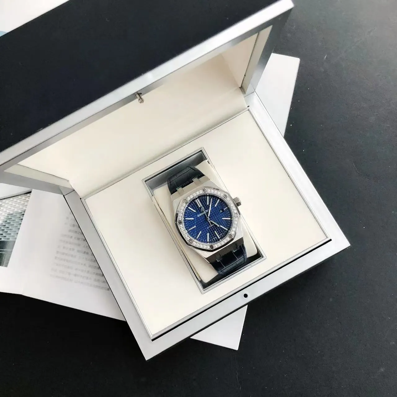 【High-end replica】💰1300! 【Customized all-in-one machine】💰1720! The 2022 newly upgraded Audemars Piguet 15400 series watch with diamond ring, as the most classic model of the Royal Oak series, has three hands and date display, unabashedly and vividly showing the luxurious and sporty atmosphere of the 15400 series. [Movement] GD products still adhere to the high cost performance and use 💯 brand new original Japanese imported Citizen 9015 automatic mechanical movement with zero repair, and correct the original movement top [Case] The case is made of 316 stainless steel with flawless white lines and clear and smooth lines. The ring is hand-inlaid with Swarovski crystal diamonds. The octagonal ring is equipped with eight screws and the bezel is bright and eye-catching. The size is 41mm/12mm. [Literature] The large checkered text is filled with fluorescent powder. It has a bright color and sharp contrast in the sun. The scale is filled with exclusive luminous light, which absorbs light quickly and has high durability. [Bracelet] Genuine leather bracelet with brushed texture on the case, equipped with a three-fold push-button buckle ⚠️Please look for the exclusive quality produced by GD