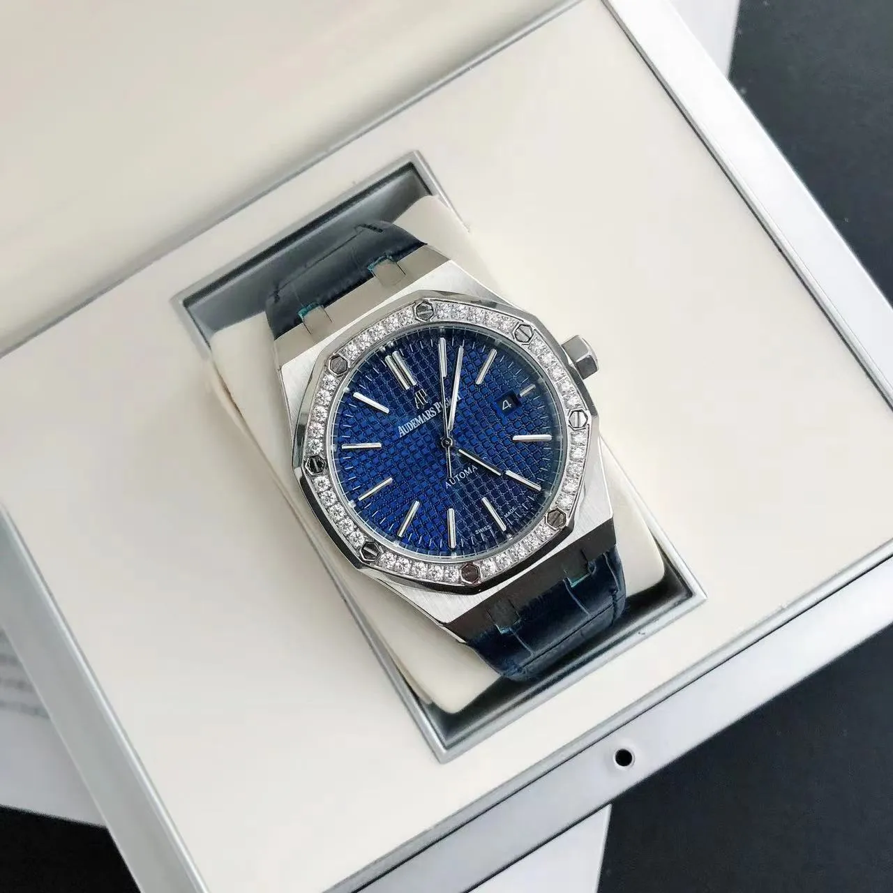 【High-end replica】💰1300! 【Customized all-in-one machine】💰1720! The 2022 newly upgraded Audemars Piguet 15400 series watch with diamond ring, as the most classic model of the Royal Oak series, has three hands and date display, unabashedly and vividly showing the luxurious and sporty atmosphere of the 15400 series. [Movement] GD products still adhere to the high cost performance and use 💯 brand new original Japanese imported Citizen 9015 automatic mechanical movement with zero repair, and correct the original movement top [Case] The case is made of 316 stainless steel with flawless white lines and clear and smooth lines. The ring is hand-inlaid with Swarovski crystal diamonds. The octagonal ring is equipped with eight screws and the bezel is bright and eye-catching. The size is 41mm/12mm. [Literature] The large checkered text is filled with fluorescent powder. It has a bright color and sharp contrast in the sun. The scale is filled with exclusive luminous light, which absorbs light quickly and has high durability. [Bracelet] Genuine leather bracelet with brushed texture on the case, equipped with a three-fold push-button buckle ⚠️Please look for the exclusive quality produced by GD