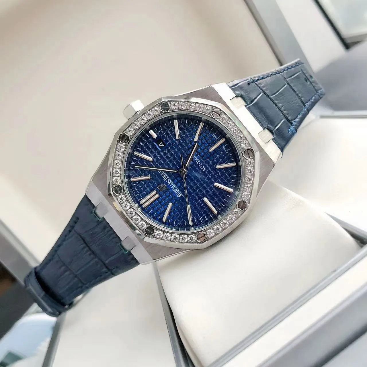 【High-end replica】💰1300! 【Customized all-in-one machine】💰1720! The 2022 newly upgraded Audemars Piguet 15400 series watch with diamond ring, as the most classic model of the Royal Oak series, has three hands and date display, unabashedly and vividly showing the luxurious and sporty atmosphere of the 15400 series. [Movement] GD products still adhere to the high cost performance and use 💯 brand new original Japanese imported Citizen 9015 automatic mechanical movement with zero repair, and correct the original movement top [Case] The case is made of 316 stainless steel with flawless white lines and clear and smooth lines. The ring is hand-inlaid with Swarovski crystal diamonds. The octagonal ring is equipped with eight screws and the bezel is bright and eye-catching. The size is 41mm/12mm. [Literature] The large checkered text is filled with fluorescent powder. It has a bright color and sharp contrast in the sun. The scale is filled with exclusive luminous light, which absorbs light quickly and has high durability. [Bracelet] Genuine leather bracelet with brushed texture on the case, equipped with a three-fold push-button buckle ⚠️Please look for the exclusive quality produced by GD