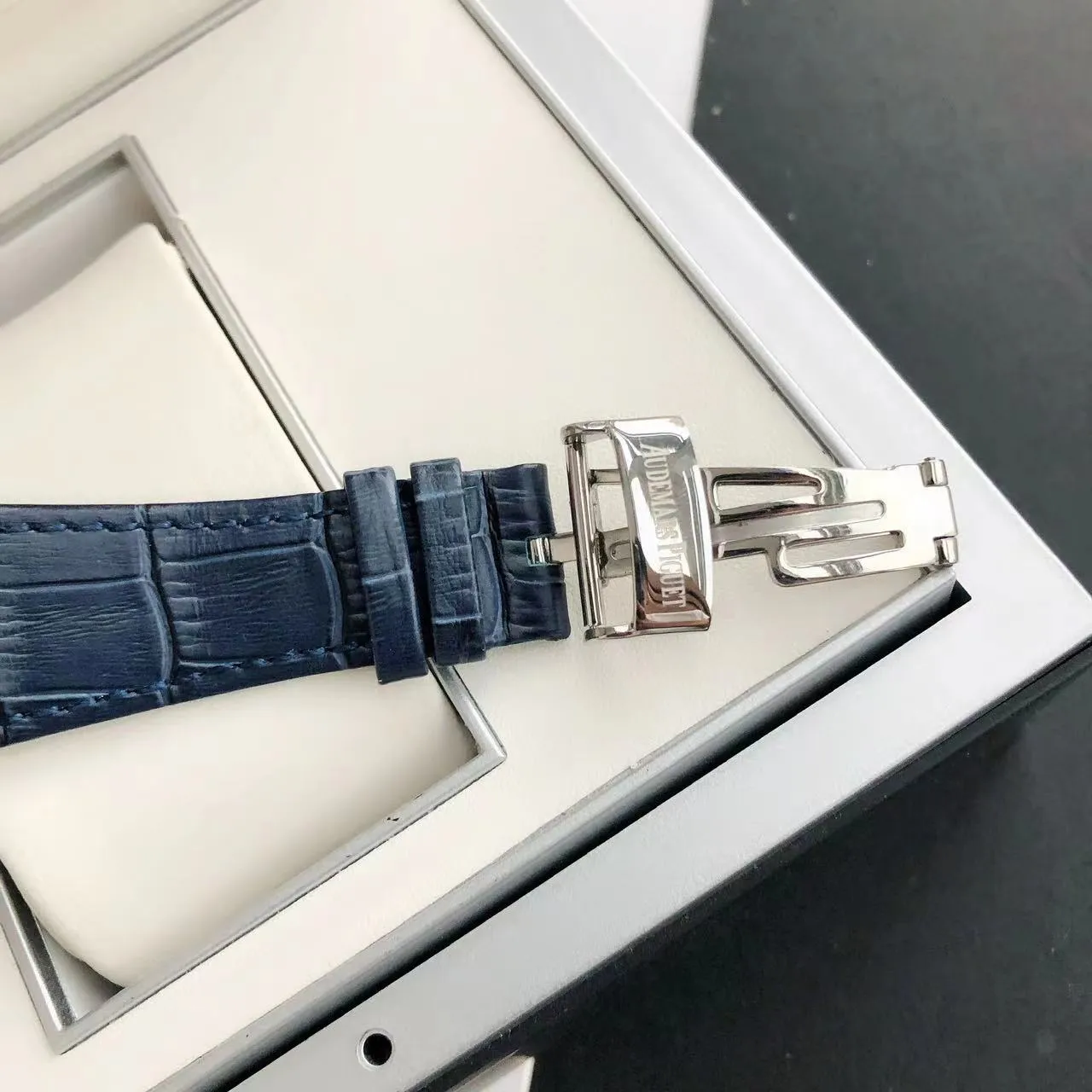 【High-end replica】💰1300! 【Customized all-in-one machine】💰1720! The 2022 newly upgraded Audemars Piguet 15400 series watch with diamond ring, as the most classic model of the Royal Oak series, has three hands and date display, unabashedly and vividly showing the luxurious and sporty atmosphere of the 15400 series. [Movement] GD products still adhere to the high cost performance and use 💯 brand new original Japanese imported Citizen 9015 automatic mechanical movement with zero repair, and correct the original movement top [Case] The case is made of 316 stainless steel with flawless white lines and clear and smooth lines. The ring is hand-inlaid with Swarovski crystal diamonds. The octagonal ring is equipped with eight screws and the bezel is bright and eye-catching. The size is 41mm/12mm. [Literature] The large checkered text is filled with fluorescent powder. It has a bright color and sharp contrast in the sun. The scale is filled with exclusive luminous light, which absorbs light quickly and has high durability. [Bracelet] Genuine leather bracelet with brushed texture on the case, equipped with a three-fold push-button buckle ⚠️Please look for the exclusive quality produced by GD