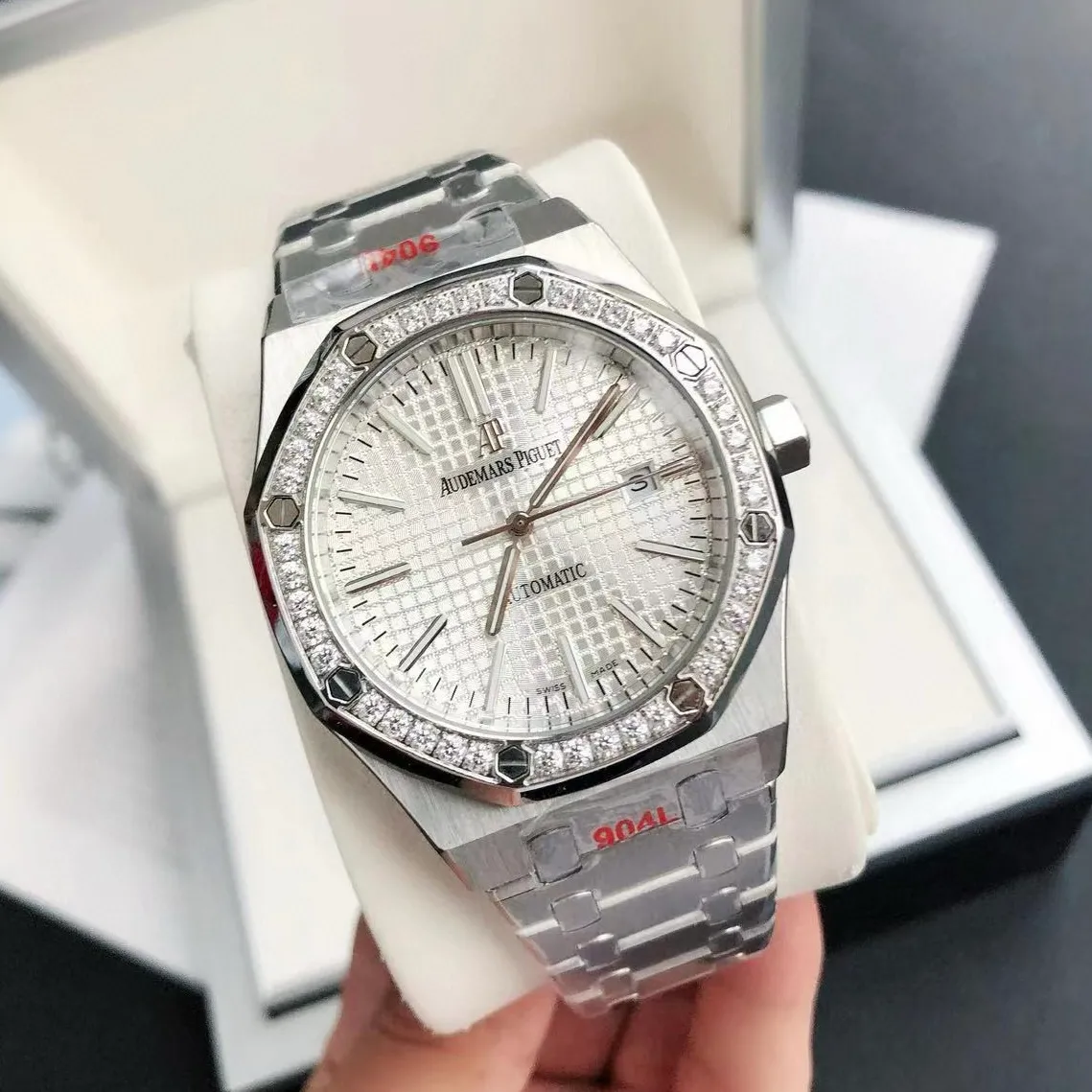 【High-end replica】💰1300! 【Customized all-in-one machine】💰1720! The 2024 newly upgraded Audemars Piguet 15400 series watch with diamond ring, as the most classic model of the Royal Oak series, has three hands and date display, unabashedly and vividly showing the luxurious and sporty atmosphere of the 15400 series. [Movement] GD products still adhere to the high cost performance and use 💯 brand new original Japanese imported Citizen 9015 automatic mechanical movement with zero repair, and correct the original movement top [Case] The case is made of 316 stainless steel with flawless white lines and clear and smooth lines. The ring is hand-inlaid with Swarovski crystal diamonds. The octagonal ring is equipped with eight screws and the bezel is bright and eye-catching. The size is 41mm/12mm. [Literature] The large checkered text is filled with fluorescent powder. It has a bright color and sharp contrast in the sun. The scale is filled with exclusive luminous light, which absorbs light quickly and has high durability. [Bracelet] 904L stainless steel strap with three-fold push-button buckle
