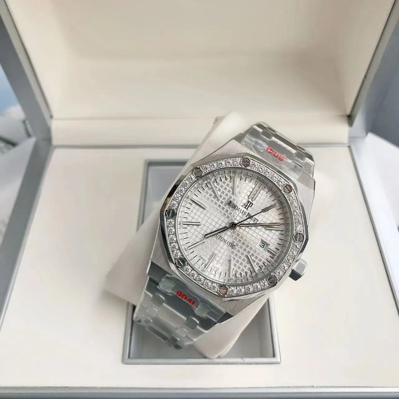 【High-end replica】💰1300! 【Customized all-in-one machine】💰1720! The 2024 newly upgraded Audemars Piguet 15400 series watch with diamond ring, as the most classic model of the Royal Oak series, has three hands and date display, unabashedly and vividly showing the luxurious and sporty atmosphere of the 15400 series. [Movement] GD products still adhere to the high cost performance and use 💯 brand new original Japanese imported Citizen 9015 automatic mechanical movement with zero repair, and correct the original movement top [Case] The case is made of 316 stainless steel with flawless white lines and clear and smooth lines. The ring is hand-inlaid with Swarovski crystal diamonds. The octagonal ring is equipped with eight screws and the bezel is bright and eye-catching. The size is 41mm/12mm. [Literature] The large checkered text is filled with fluorescent powder. It has a bright color and sharp contrast in the sun. The scale is filled with exclusive luminous light, which absorbs light quickly and has high durability. [Bracelet] 904L stainless steel strap with three-fold push-button buckle