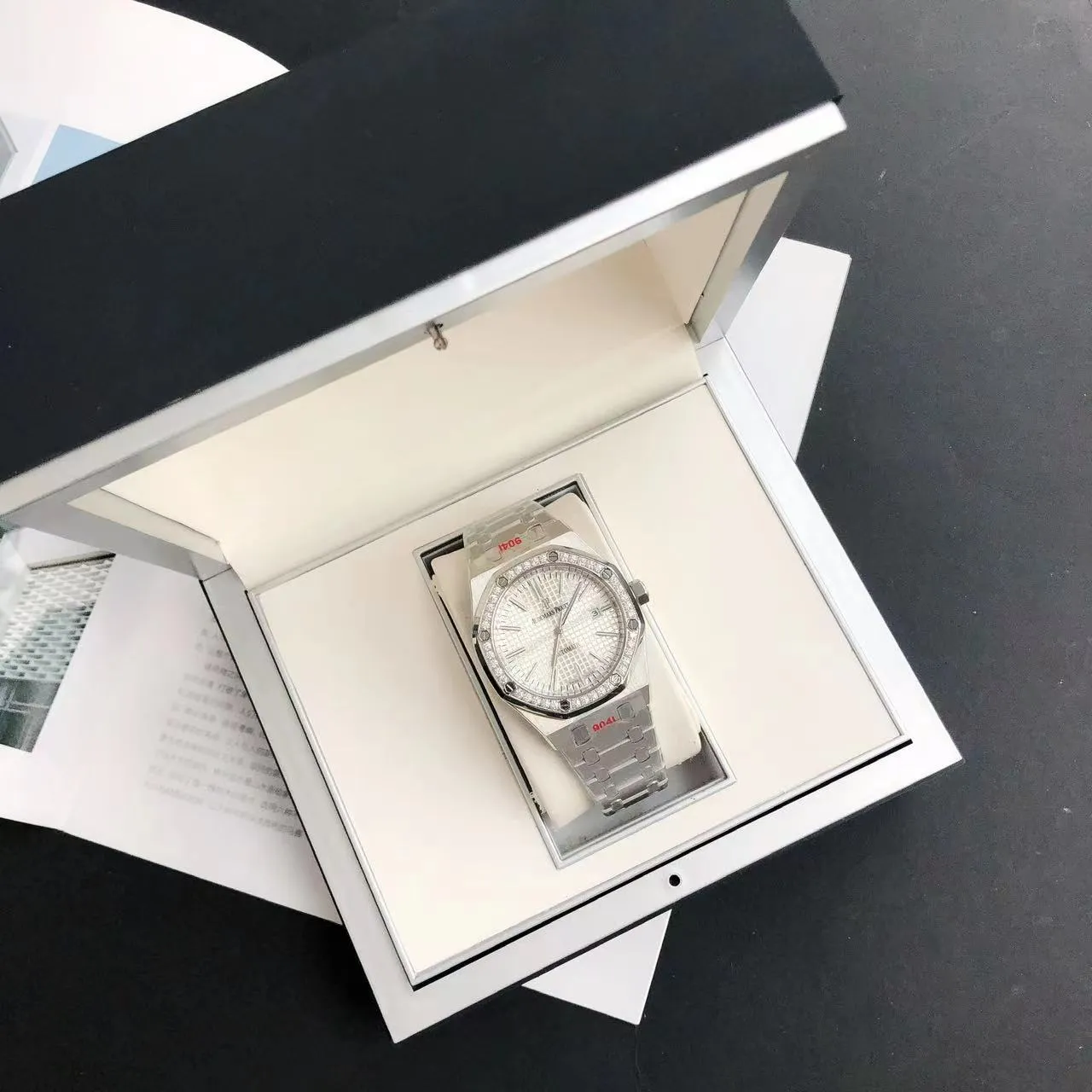 【High-end replica】💰1300! 【Customized all-in-one machine】💰1720! The 2024 newly upgraded Audemars Piguet 15400 series watch with diamond ring, as the most classic model of the Royal Oak series, has three hands and date display, unabashedly and vividly showing the luxurious and sporty atmosphere of the 15400 series. [Movement] GD products still adhere to the high cost performance and use 💯 brand new original Japanese imported Citizen 9015 automatic mechanical movement with zero repair, and correct the original movement top [Case] The case is made of 316 stainless steel with flawless white lines and clear and smooth lines. The ring is hand-inlaid with Swarovski crystal diamonds. The octagonal ring is equipped with eight screws and the bezel is bright and eye-catching. The size is 41mm/12mm. [Literature] The large checkered text is filled with fluorescent powder. It has a bright color and sharp contrast in the sun. The scale is filled with exclusive luminous light, which absorbs light quickly and has high durability. [Bracelet] 904L stainless steel strap with three-fold push-button buckle