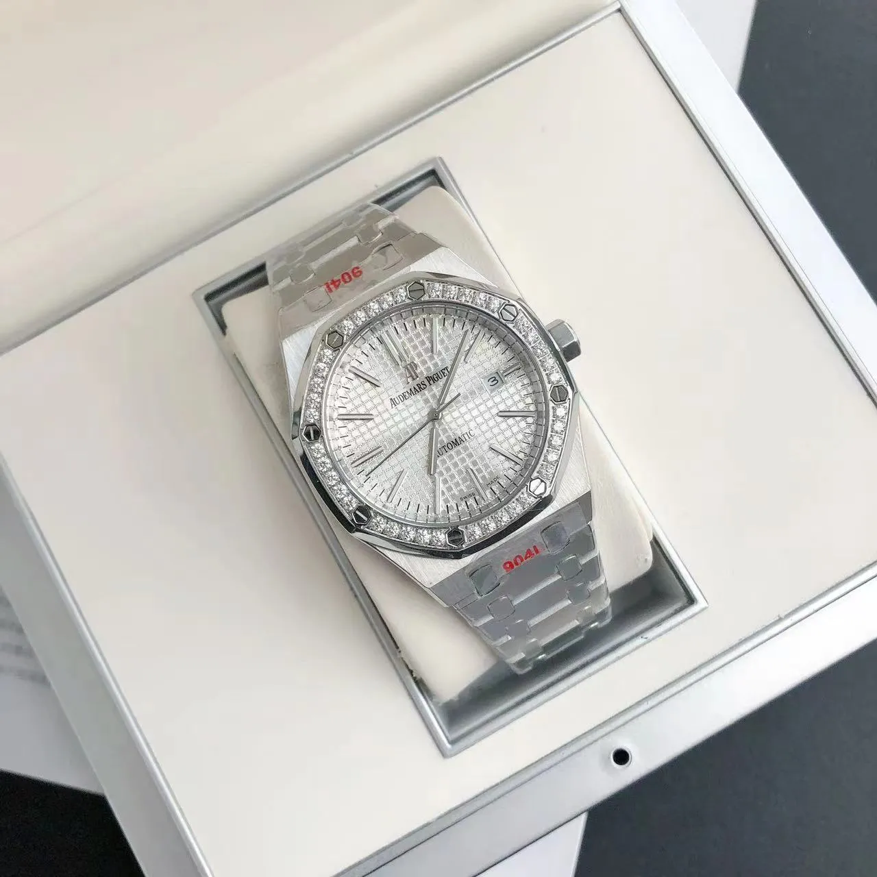 【High-end replica】💰1300! 【Customized all-in-one machine】💰1720! The 2024 newly upgraded Audemars Piguet 15400 series watch with diamond ring, as the most classic model of the Royal Oak series, has three hands and date display, unabashedly and vividly showing the luxurious and sporty atmosphere of the 15400 series. [Movement] GD products still adhere to the high cost performance and use 💯 brand new original Japanese imported Citizen 9015 automatic mechanical movement with zero repair, and correct the original movement top [Case] The case is made of 316 stainless steel with flawless white lines and clear and smooth lines. The ring is hand-inlaid with Swarovski crystal diamonds. The octagonal ring is equipped with eight screws and the bezel is bright and eye-catching. The size is 41mm/12mm. [Literature] The large checkered text is filled with fluorescent powder. It has a bright color and sharp contrast in the sun. The scale is filled with exclusive luminous light, which absorbs light quickly and has high durability. [Bracelet] 904L stainless steel strap with three-fold push-button buckle