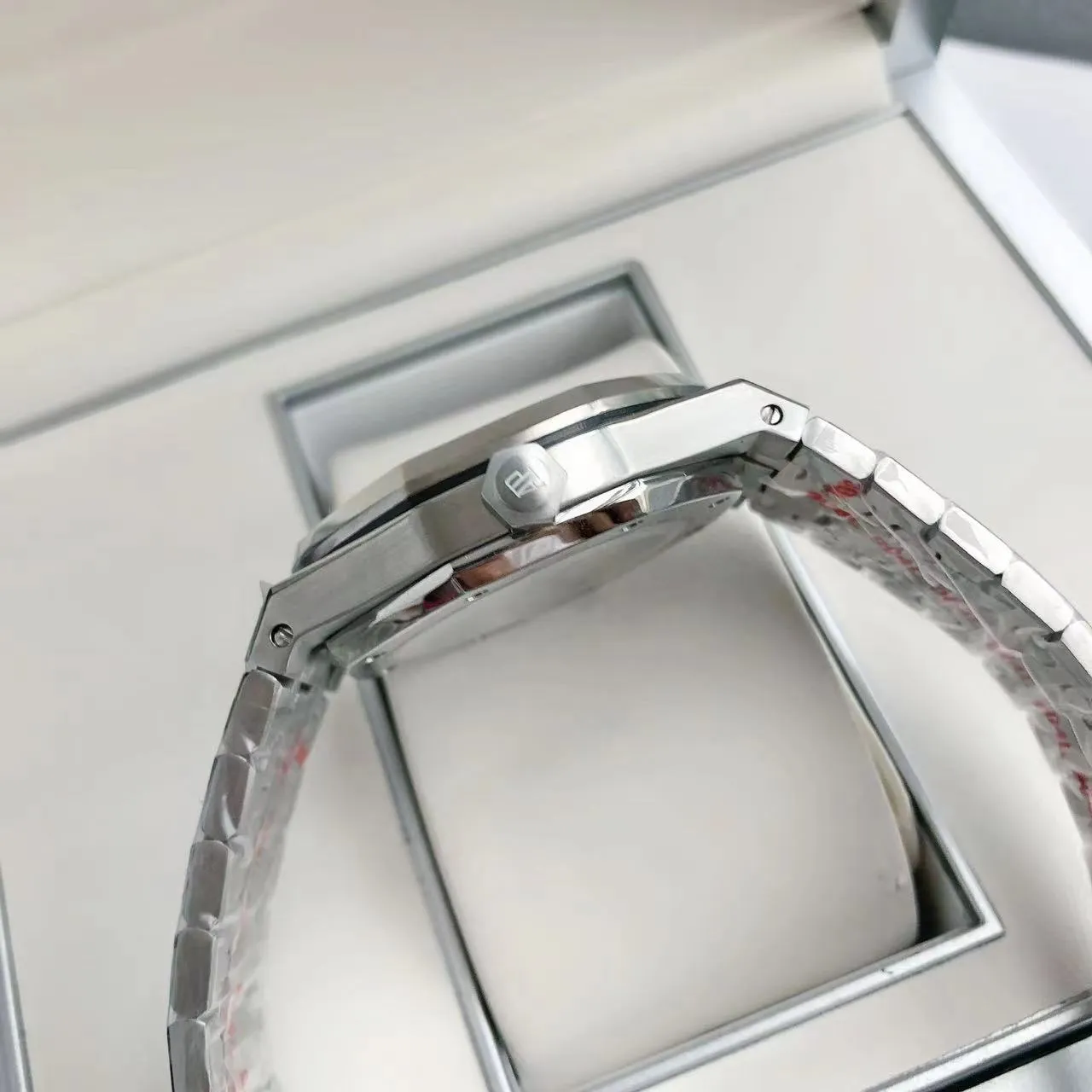 【High-end replica】💰1300! 【Customized all-in-one machine】💰1720! The 2024 newly upgraded Audemars Piguet 15400 series watch with diamond ring, as the most classic model of the Royal Oak series, has three hands and date display, unabashedly and vividly showing the luxurious and sporty atmosphere of the 15400 series. [Movement] GD products still adhere to the high cost performance and use 💯 brand new original Japanese imported Citizen 9015 automatic mechanical movement with zero repair, and correct the original movement top [Case] The case is made of 316 stainless steel with flawless white lines and clear and smooth lines. The ring is hand-inlaid with Swarovski crystal diamonds. The octagonal ring is equipped with eight screws and the bezel is bright and eye-catching. The size is 41mm/12mm. [Literature] The large checkered text is filled with fluorescent powder. It has a bright color and sharp contrast in the sun. The scale is filled with exclusive luminous light, which absorbs light quickly and has high durability. [Bracelet] 904L stainless steel strap with three-fold push-button buckle