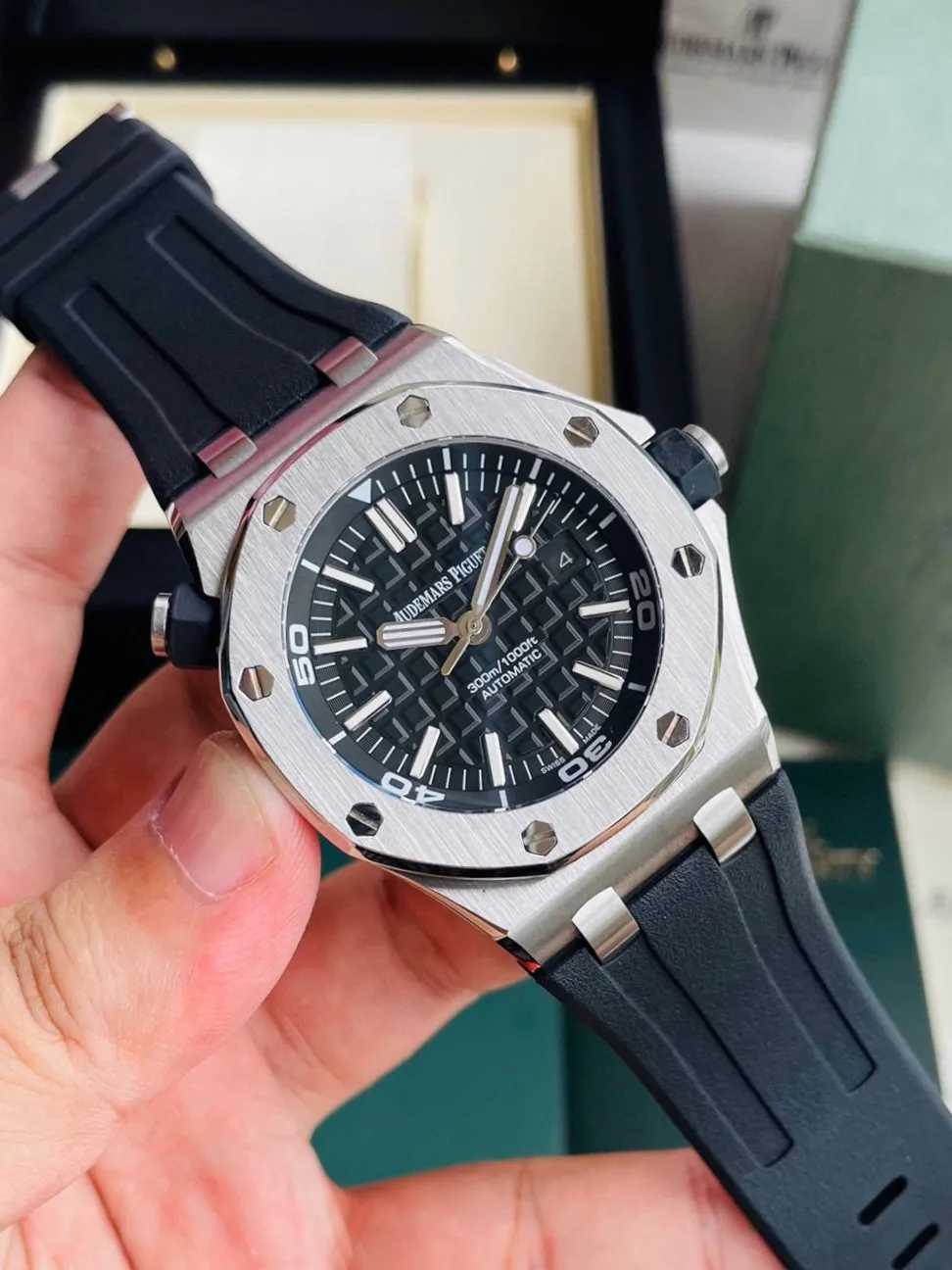 【High-end replica】💰1160! 【Customized all-in-one machine】💰1840! 【Top Replica】💰Private chat! ! ! 2022 heavy new product [color] AP Audemars Piguet Royal Oak Offshore men's sports watch, with the same quality standards as always, equipped with sapphire glass, new Citizen movement, deep waterproof, inner shadow circle adjustable rotating chronograph function, perfectly synchronized with original details! [Movement] Still adhering to high cost performance, it uses the brand new original Citizen 9015 all-in-one automatic mechanical movement imported from Japan with zero repair, and corrects the original movement top [Case] The case is made of 316 stainless steel Lassa white flawless lines with clear and smooth lines, the octagonal ring mouth is equipped with eight screws and the bezel is bright and eye-catching, size 42mm/12mm [Literal] The color is bright under the sun and the contrast is sharp. The scales are filled with exclusive luminous light, which absorbs light quickly and has strong durability. [Bracelet] A rubber strap imported from a large manufacturer with an original large pin buckle ⚠️Please look for the exclusive quality