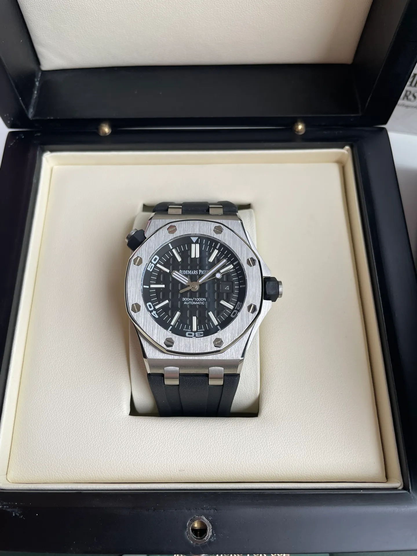 【High-end replica】💰1160! 【Customized all-in-one machine】💰1840! 【Top Replica】💰Private chat! ! ! 2022 heavy new product [color] AP Audemars Piguet Royal Oak Offshore men's sports watch, with the same quality standards as always, equipped with sapphire glass, new Citizen movement, deep waterproof, inner shadow circle adjustable rotating chronograph function, perfectly synchronized with original details! [Movement] Still adhering to high cost performance, it uses the brand new original Citizen 9015 all-in-one automatic mechanical movement imported from Japan with zero repair, and corrects the original movement top [Case] The case is made of 316 stainless steel Lassa white flawless lines with clear and smooth lines, the octagonal ring mouth is equipped with eight screws and the bezel is bright and eye-catching, size 42mm/12mm [Literal] The color is bright under the sun and the contrast is sharp. The scales are filled with exclusive luminous light, which absorbs light quickly and has strong durability. [Bracelet] A rubber strap imported from a large manufacturer with an original large pin buckle ⚠️Please look for the exclusive quality