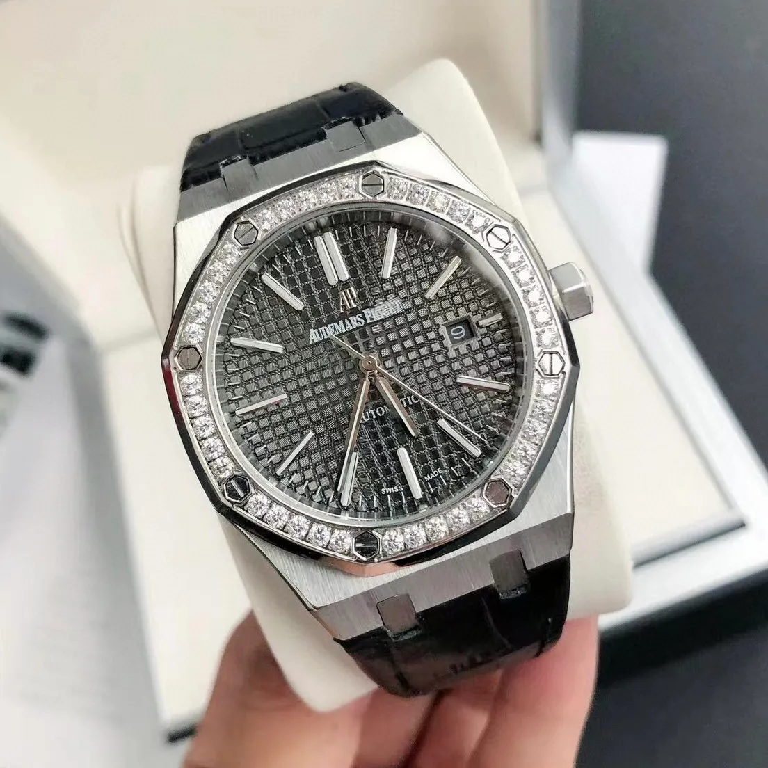 【High-end replica】💰1300! 【Customized all-in-one machine】💰1720! The 2022 newly upgraded Audemars Piguet 15400 series watch with diamond ring, as the most classic model of the Royal Oak series, has three hands and date display, unabashedly and vividly showing the luxurious and sporty atmosphere of the 15400 series. [Movement] GD products still adhere to the high cost performance and use 💯 brand new original Japanese imported Citizen 9015 automatic mechanical movement with zero repair, and correct the original movement top [Case] The case is made of 316 stainless steel with flawless white lines and clear and smooth lines. The ring is hand-inlaid with Swarovski crystal diamonds. The octagonal ring is equipped with eight screws and the bezel is bright and eye-catching. The size is 41mm/12mm. [Literature] The large checkered text is filled with fluorescent powder. It has a bright color and sharp contrast in the sun. The scale is filled with exclusive luminous light, which absorbs light quickly and has high durability. [Bracelet] Genuine leather bracelet with brushed texture on the case, equipped with a three-fold push-button buckle ⚠️Please look for the exclusive quality produced by GD