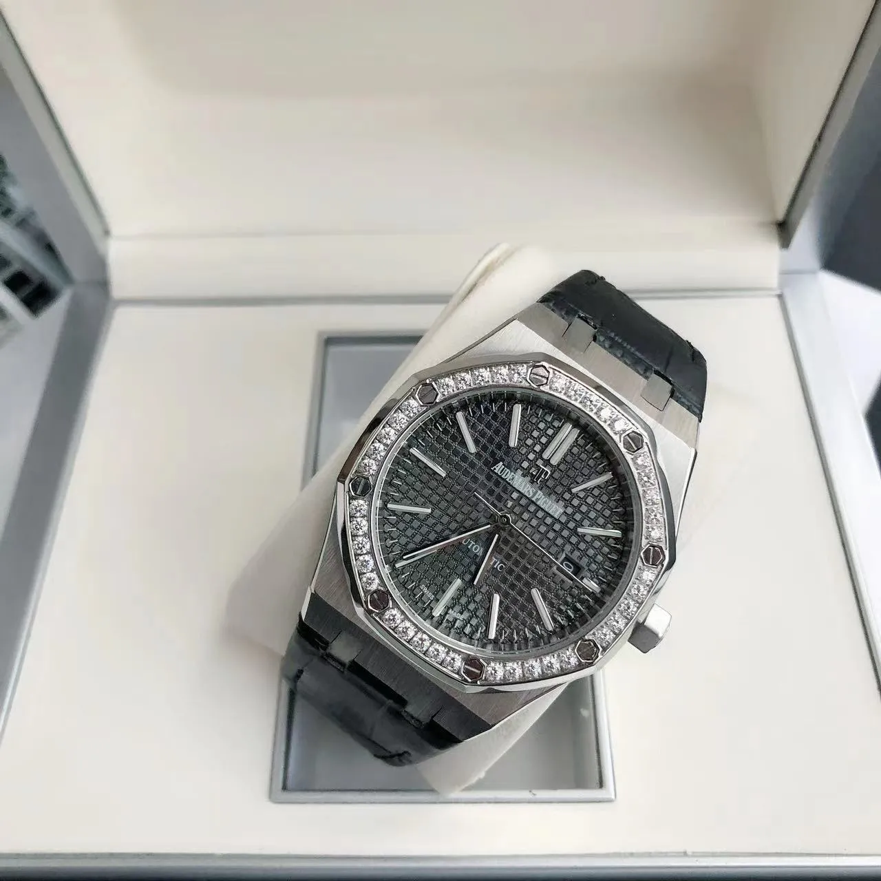 【High-end replica】💰1300! 【Customized all-in-one machine】💰1720! The 2022 newly upgraded Audemars Piguet 15400 series watch with diamond ring, as the most classic model of the Royal Oak series, has three hands and date display, unabashedly and vividly showing the luxurious and sporty atmosphere of the 15400 series. [Movement] GD products still adhere to the high cost performance and use 💯 brand new original Japanese imported Citizen 9015 automatic mechanical movement with zero repair, and correct the original movement top [Case] The case is made of 316 stainless steel with flawless white lines and clear and smooth lines. The ring is hand-inlaid with Swarovski crystal diamonds. The octagonal ring is equipped with eight screws and the bezel is bright and eye-catching. The size is 41mm/12mm. [Literature] The large checkered text is filled with fluorescent powder. It has a bright color and sharp contrast in the sun. The scale is filled with exclusive luminous light, which absorbs light quickly and has high durability. [Bracelet] Genuine leather bracelet with brushed texture on the case, equipped with a three-fold push-button buckle ⚠️Please look for the exclusive quality produced by GD