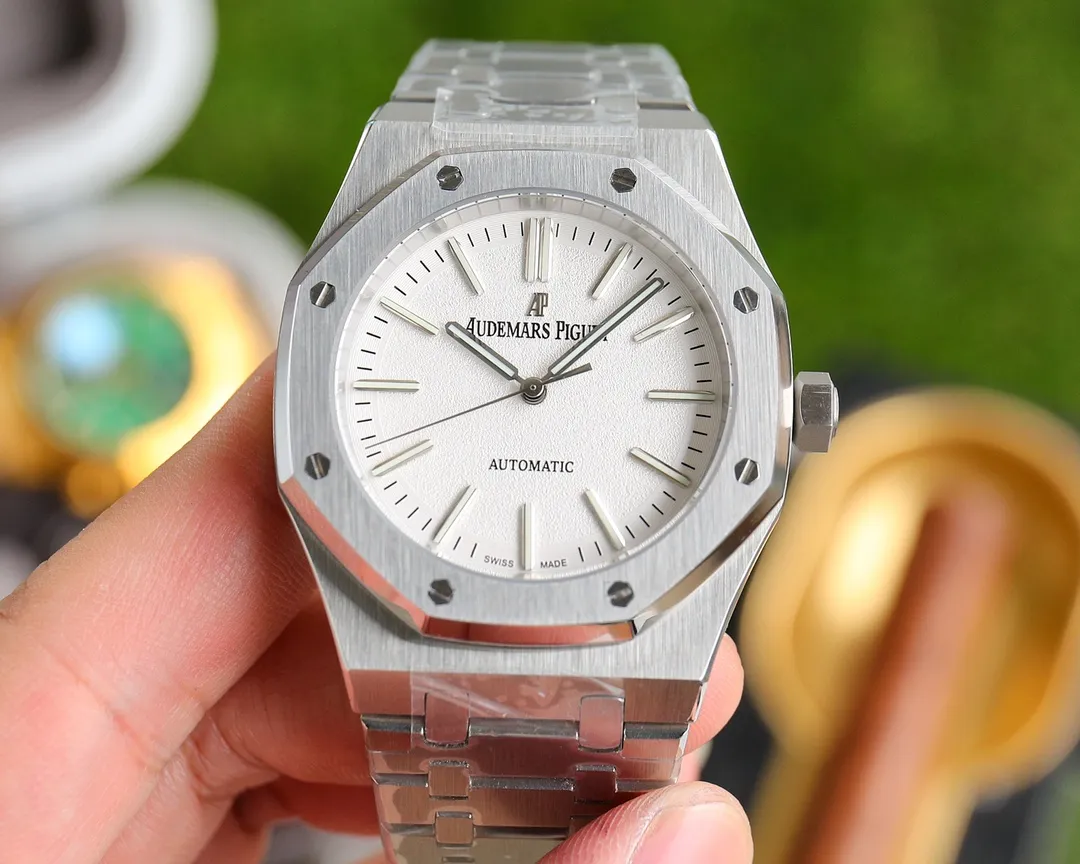 【Customized all-in-one machine】💰1720! 2022 Audemars Piguet - Audemars Piguet Royal Oak 50th Anniversary Special Launch The new dial design frosted process is integrated with the case and strap − 1⃣️The non-apron movement cover inside the case perfectly interprets the reputation of the King of Steel. The 8 screws on the ring are also very finely processed and have sharp edges. 2⃣️The glass is made of sapphire mirror with super anti-reflection 3⃣️The movement is Citizen 8215 (zero fault) 4⃣️The steel belt is impeccable in terms of curvature and brushing. 5⃣️The buckle is processed with one click and each buckle has undergone strict QC to ensure smoothness and no lag.