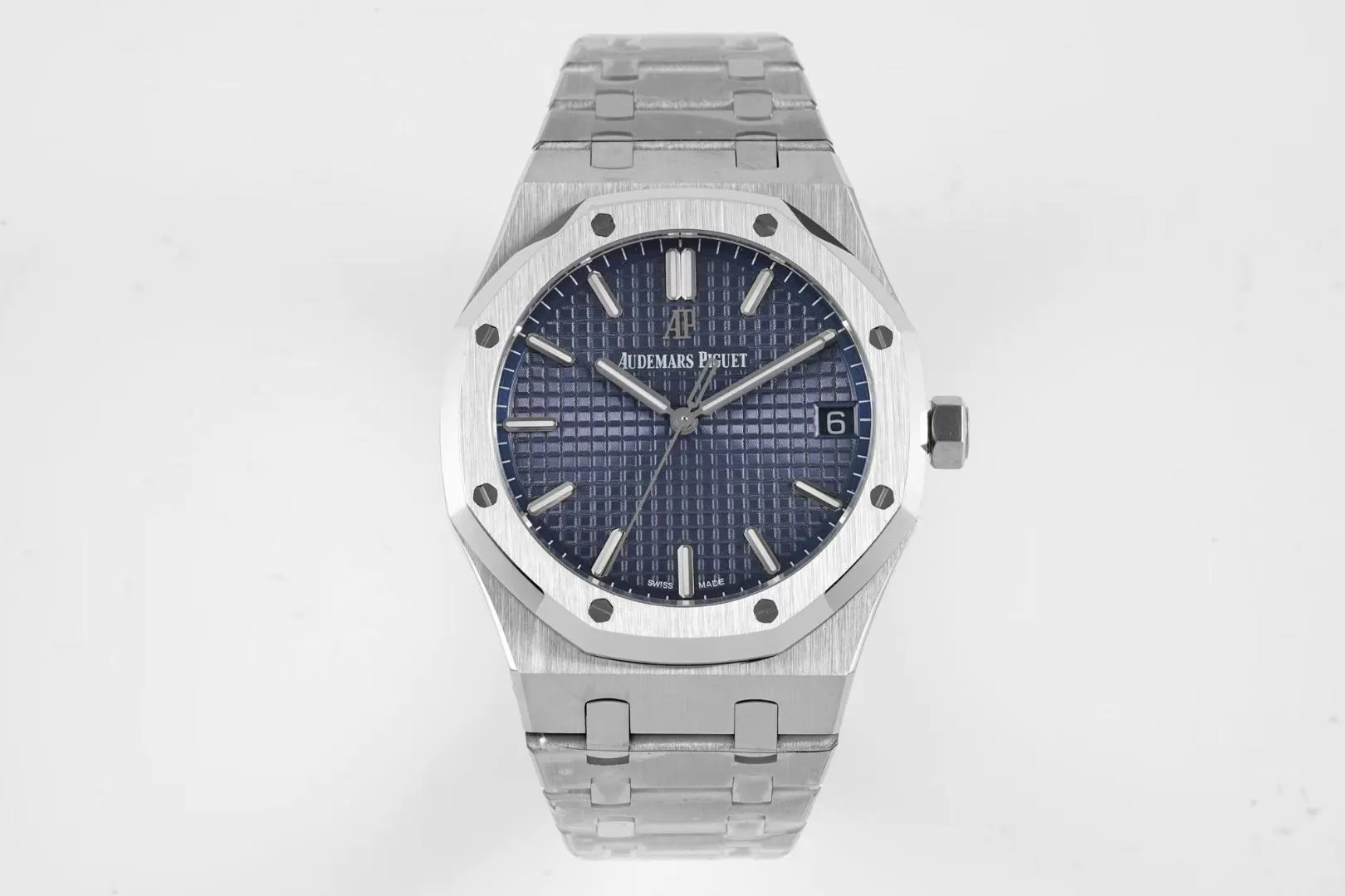 BF’s new product Audemars Piguet Royal Oak 15500 is the pinnacle of steel watches currently on the market. It demonstrates strength and is the defending “steel” king! [6 subtleties] 1. The genuine product is disassembled and the size is 41X10.4 mm, which is consistent with the original product! 2. Perfectly restore every detail of the authentic watch case, showing the masculine temperament of the authentic "angular, perseverant and courageous" watch. 3. The workmanship of the steel strap is impeccable, and is better than any steel strap watch on the market. The tightness of the "buffer belt" connecting the steel strap head and the watch title is exactly the same as the original. 4. The automatic rotor pays tribute to the original. It is the only version on the market that has the same color as the original (general versions on the market are reddish) and the ap family emblem is uniquely carved on it. 5. Break the concept of plywood and use the 9015 movement to change the Audemars Piguet CAL.4302 all-in-one machine! More stable, better and more real. 6. The "biscuit texture" of the dial is three-dimensional and full, full of energy! It is by no means an ordinary small factory that is in despair. Experience the wonderful experience and feel the difference! Produced by BF, it must be a high-quality product!