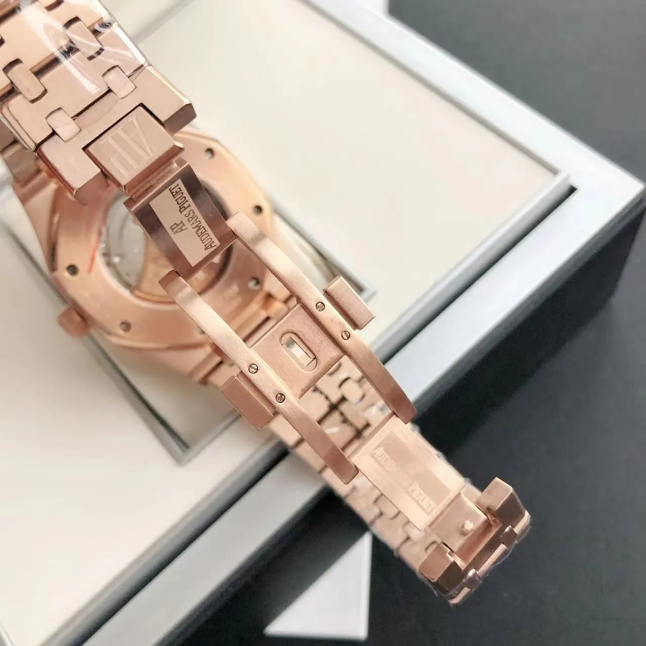 【High-end replica】💰1300! 【Customized all-in-one machine】💰1720! The 2024 newly upgraded Audemars Piguet 15400 series watch with diamond ring, as the most classic model of the Royal Oak series, has three hands and date display, unabashedly and vividly showing the luxurious and sporty atmosphere of the 15400 series. [Movement] GD products still adhere to the high cost performance and use 💯 brand new original Japanese imported Citizen 9015 automatic mechanical movement with zero repair, and correct the original movement top [Case] The case is made of 316 stainless steel with flawless white lines and clear and smooth lines. The ring is hand-inlaid with Swarovski crystal diamonds. The octagonal ring is equipped with eight screws and the bezel is bright and eye-catching. The size is 41mm/12mm. [Literature] The large checkered text is filled with fluorescent powder. It has a bright color and sharp contrast in the sun. The scale is filled with exclusive luminous light, which absorbs light quickly and has high durability. [Bracelet] 904L stainless steel strap with three-fold push-button buckle