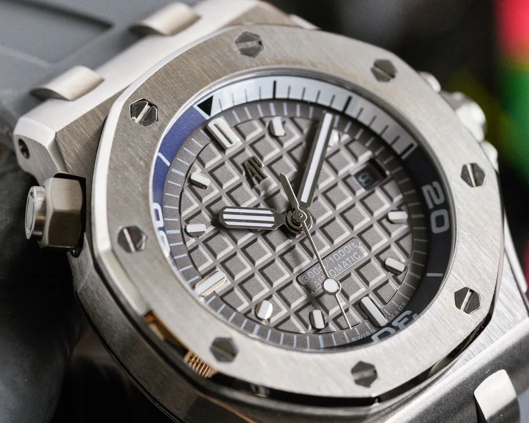 【High-end replica】💰1720! Audemars Piguet 15710ST.OO.A002CA.01 Royal Oak Offshore Men's Mechanical Watch, size 42MM14MM, with replica original Cal. fully automatic mechanical movement, crystal glass, imported 316 stainless steel case, with imported rubber strap, original pin buckle, ultra-high quality, value for money, a must-have artifact for tough guys After multiple processes of polishing and frosting, Audemars Piguet's unique octagonal bezel finally expresses sharp angular lines. Audemars Piguet's entry-level watch