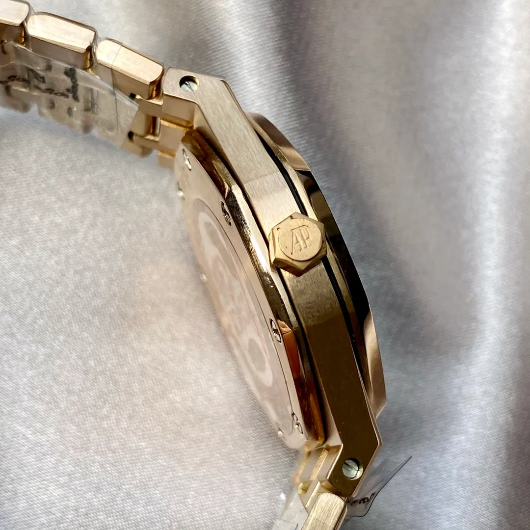【Foreign trade import】💰920! Audemars Piguet Audemars Piguet Lady Tapisserie's new design and plaid decoration give the Royal Oak Offshore series watches. Made of 316 fine steel, the hour mark area of ​​the dial is decorated with exquisite circular patterns, creating a light and dark contrast effect. It caters to the modern pursuit of the trend of large-diameter women's watches and creates a more heroic side of women. It is sparkling and full of texture, highlighting the best classic among dynamic women's models! !