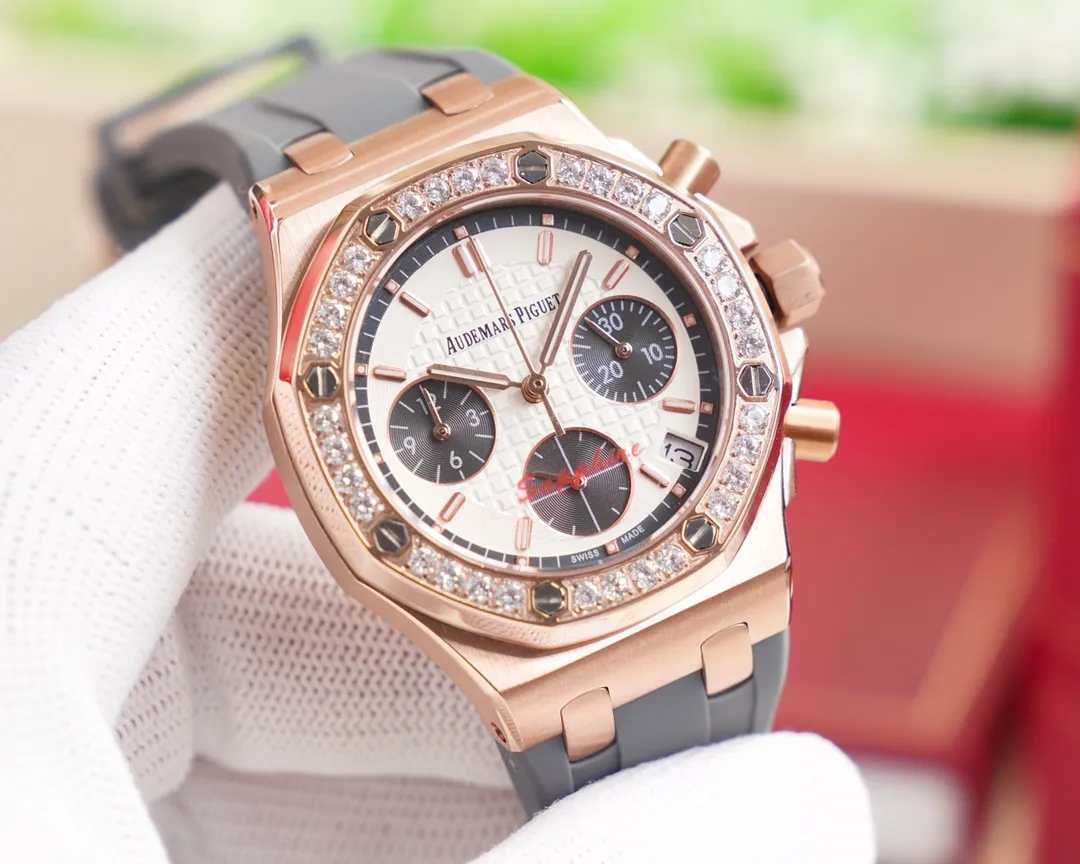 The goddess version of "Red Panda" is set with 32 brilliant-cut diamonds, with a total weight of about 1.02 carats. It is elegant and noble and can be used in all seasons. It is suitable for any occasion. "Red Panda" is full of attraction! Taiwan ZG Factory's latest masterpiece 🏅️🏅️ [Brand] Audemars Piguet [Series] Royal Oak Offshore [Movement] VK quartz movement imported from Japan (zero repair) [Case] 316L dissolved propeller precision cultured shell cover 4 pieces synthesized. The exquisite craftsmanship of CNC computer numerical control machine tools is consistent with the original product [Gender] Women [Mirror] Highly transparent tempered glass mirror [Buckle] 316L stainless steel case buckle [Size] Diameter 37MM Thickness 12MM Chic and outstanding "beauty" you deserve❤️❤���