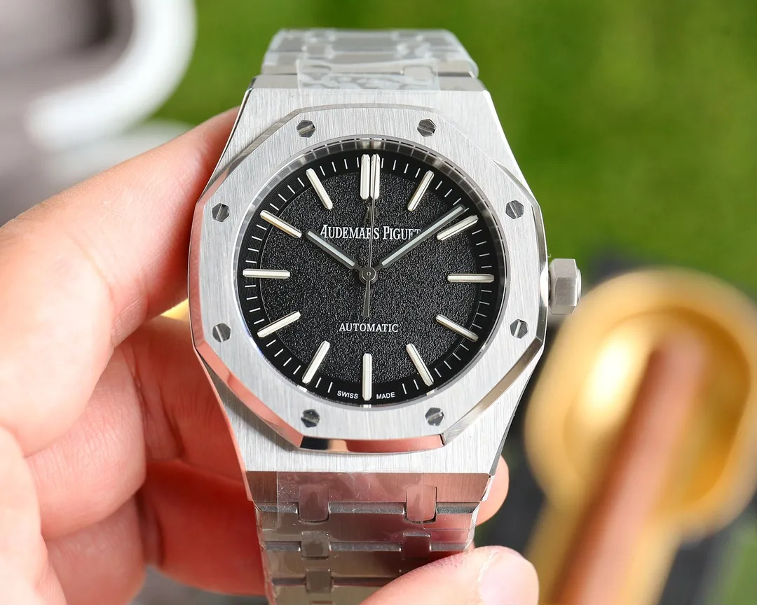 【Customized all-in-one machine】💰1720! 2022 Audemars Piguet - Audemars Piguet Royal Oak 50th Anniversary Special Launch The new dial design frosted process is integrated with the case and strap − 1⃣️The non-apron movement cover inside the case perfectly interprets the reputation of the King of Steel. The 8 screws on the ring are also very finely processed and have sharp edges. 2⃣️The glass is made of sapphire mirror with super anti-reflection 3⃣️The movement is Citizen 8215 (zero fault) 4⃣️The steel belt is impeccable in terms of curvature and brushing. 5⃣️The buckle is processed with one click and each buckle has undergone strict QC to ensure smoothness and no lag.