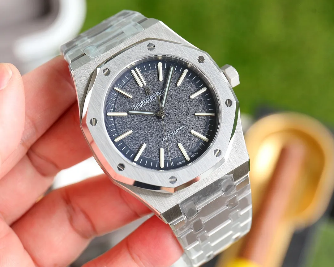 【Customized all-in-one machine】💰1720! 2022 Audemars Piguet - Audemars Piguet Royal Oak 50th Anniversary Special Launch The new dial design frosted process is integrated with the case and strap − 1⃣️The non-apron movement cover inside the case perfectly interprets the reputation of the King of Steel. The 8 screws on the ring are also very finely processed and have sharp edges. 2⃣️The glass is made of sapphire mirror with super anti-reflection 3⃣️The movement is Citizen 8215 (zero fault) 4⃣️The steel belt is impeccable in terms of curvature and brushing. 5⃣️The buckle is processed with one click and each buckle has undergone strict QC to ensure smoothness and no lag.