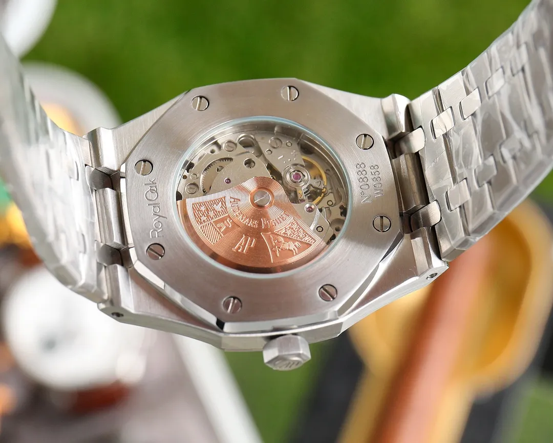 【Customized all-in-one machine】💰1720! 2022 Audemars Piguet - Audemars Piguet Royal Oak 50th Anniversary Special Launch The new dial design frosted process is integrated with the case and strap − 1⃣️The non-apron movement cover inside the case perfectly interprets the reputation of the King of Steel. The 8 screws on the ring are also very finely processed and have sharp edges. 2⃣️The glass is made of sapphire mirror with super anti-reflection 3⃣️The movement is Citizen 8215 (zero fault) 4⃣️The steel belt is impeccable in terms of curvature and brushing. 5⃣️The buckle is processed with one click and each buckle has undergone strict QC to ensure smoothness and no lag.