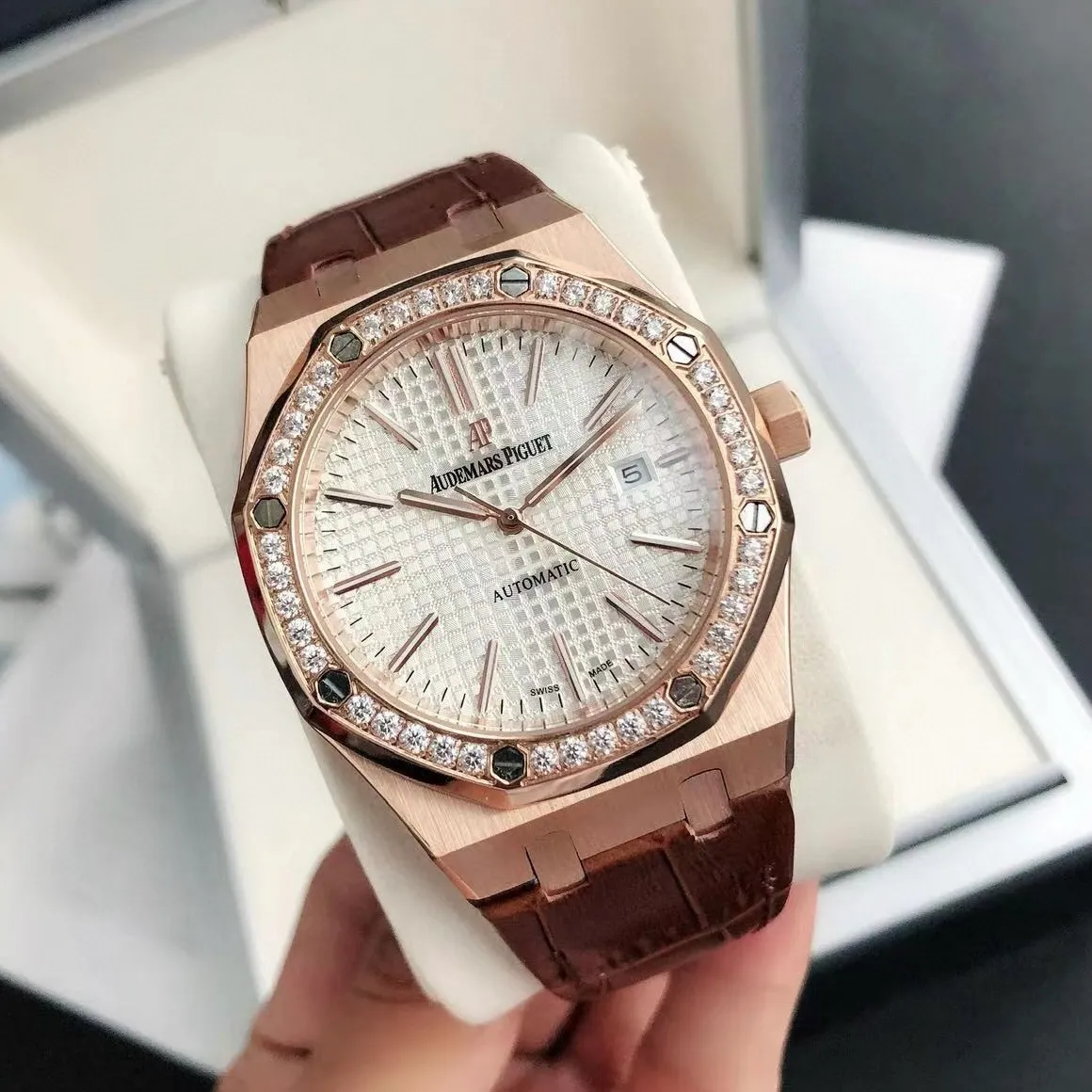 【High-end replica】💰1300! 【Customized all-in-one machine】💰1720! The 2024 newly upgraded Audemars Piguet 15400 series watch with diamond ring, as the most classic model of the Royal Oak series, has three hands and date display, unabashedly and vividly showing the luxurious and sporty atmosphere of the 15400 series. [Movement] GD products still adhere to the high cost performance and use 💯 brand new original Japanese imported Citizen 9015 automatic mechanical movement with zero repair, and correct the original movement top [Case] The case is made of 316 stainless steel with flawless white lines and clear and smooth lines. The ring is hand-inlaid with Swarovski crystal diamonds. The octagonal ring is equipped with eight screws and the bezel is bright and eye-catching. The size is 41mm/12mm. [Literature] The large checkered text is filled with fluorescent powder. It has a bright color and sharp contrast in the sun. The scale is filled with exclusive luminous light, which absorbs light quickly and has high durability. [Bracelet] Genuine calfskin strap with three-fold push-button buckle