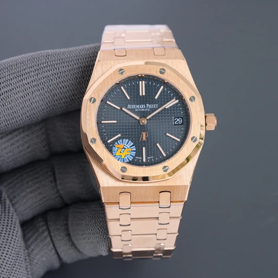 The grand finale of the year - the Audemars Piguet Royal Oak 15202 AP hard steel king pushes the style to a higher level [Case] ​​39MM diameter, classic octagonal ring polishing, the masculine shape has a slight sense of softness, with anti-glare sapphire crystal mirror and bottom cover, waterproof depth up to 200 meters. [Dial] It is dazzling and brilliant even in weak light, which is another technical breakthrough of ZF. Engraved with "Petite Tapisserie" small plaid decoration, fluorescent-coated white gold three-dimensional hour markers and Royal Oak series fluorescent-coated hands are simple yet noble. [Watch Strap] Steel King’s iconic watch strap is meticulously crafted, and each knot is of moderate size and width. Unlike the previous folding clasp, the AP square is also polished, which complements the similarly polished ring. [Movement] Self-researched and restored genuine Cal.2121 movement, with a similar appearance and no less stability than the original movement. God-level texture, the king of polishing! Please appreciate it and play with it!