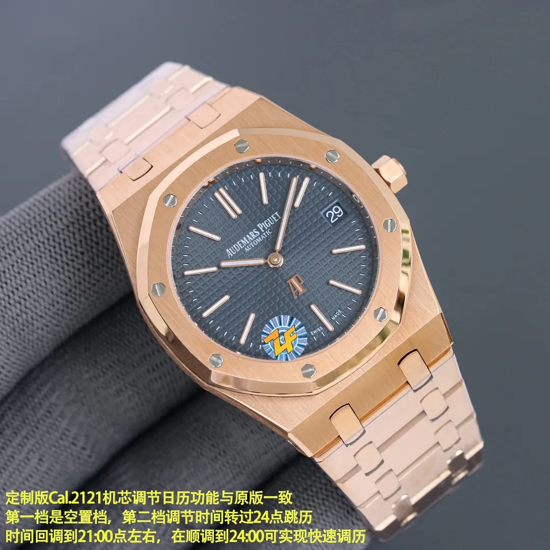 The grand finale of the year - the Audemars Piguet Royal Oak 15202 AP hard steel king pushes the style to a higher level [Case] ​​39MM diameter, classic octagonal ring polishing, the masculine shape has a slight sense of softness, with anti-glare sapphire crystal mirror and bottom cover, waterproof depth up to 200 meters. [Dial] It is dazzling and brilliant even in weak light, which is another technical breakthrough of ZF. Engraved with "Petite Tapisserie" small plaid decoration, fluorescent-coated white gold three-dimensional hour markers and Royal Oak series fluorescent-coated hands are simple yet noble. [Watch Strap] Steel King’s iconic watch strap is meticulously crafted, and each knot is of moderate size and width. Unlike the previous folding clasp, the AP square is also polished, which complements the similarly polished ring. [Movement] Self-researched and restored genuine Cal.2121 movement, with a similar appearance and no less stability than the original movement. God-level texture, the king of polishing! Please appreciate it and play with it!