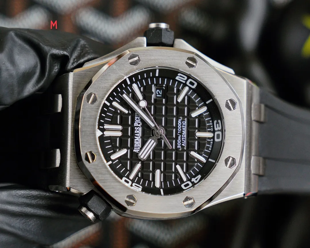 Audemars Piguet 15710ST.OO.A002CA.01 Royal Oak Offshore Men's Mechanical Watch, size 42MM14MM, with replica original Cal. fully automatic mechanical movement, crystal glass, imported 316 stainless steel case, with imported rubber strap, original pin buckle, ultra-high quality, value for money, a must-have artifact for tough guys After multiple processes of polishing and frosting, Audemars Piguet's unique octagonal bezel finally expresses sharp angular lines. Audemars Piguet's entry-level watch