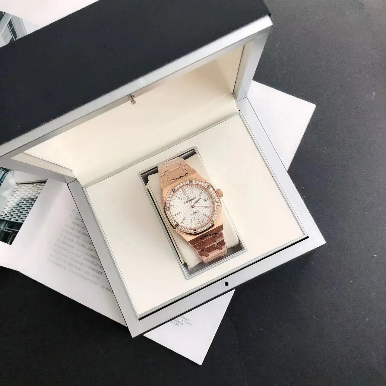 【High-end replica】💰1300! 【Customized all-in-one machine】💰1720! The 2024 newly upgraded Audemars Piguet 15400 series watch with diamond ring, as the most classic model of the Royal Oak series, has three hands and date display, unabashedly and vividly showing the luxurious and sporty atmosphere of the 15400 series. [Movement] GD products still adhere to the high cost performance and use 💯 brand new original Japanese imported Citizen 9015 automatic mechanical movement with zero repair, and correct the original movement top [Case] The case is made of 316 stainless steel with flawless white lines and clear and smooth lines. The ring is hand-inlaid with Swarovski crystal diamonds. The octagonal ring is equipped with eight screws and the bezel is bright and eye-catching. The size is 41mm/12mm. [Literature] The large checkered text is filled with fluorescent powder. It has a bright color and sharp contrast in the sun. The scale is filled with exclusive luminous light, which absorbs light quickly and has high durability. [Bracelet] 904L stainless steel strap with three-fold push-button buckle
