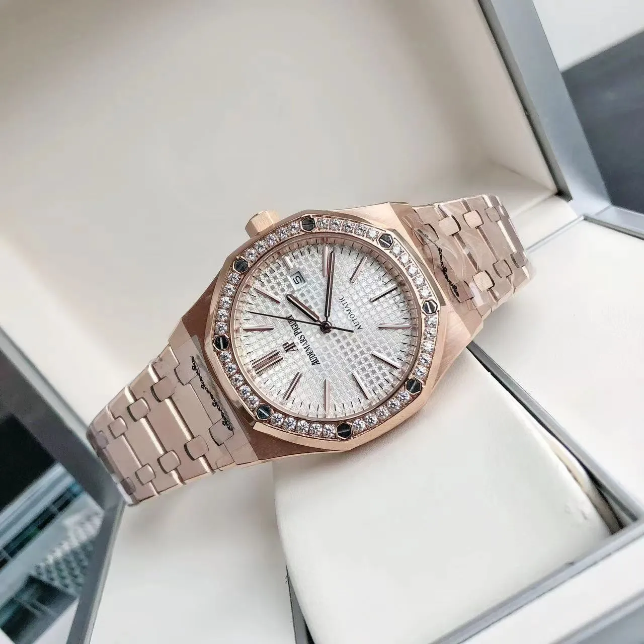 【High-end replica】💰1300! 【Customized all-in-one machine】💰1720! The 2024 newly upgraded Audemars Piguet 15400 series watch with diamond ring, as the most classic model of the Royal Oak series, has three hands and date display, unabashedly and vividly showing the luxurious and sporty atmosphere of the 15400 series. [Movement] GD products still adhere to the high cost performance and use 💯 brand new original Japanese imported Citizen 9015 automatic mechanical movement with zero repair, and correct the original movement top [Case] The case is made of 316 stainless steel with flawless white lines and clear and smooth lines. The ring is hand-inlaid with Swarovski crystal diamonds. The octagonal ring is equipped with eight screws and the bezel is bright and eye-catching. The size is 41mm/12mm. [Literature] The large checkered text is filled with fluorescent powder. It has a bright color and sharp contrast in the sun. The scale is filled with exclusive luminous light, which absorbs light quickly and has high durability. [Bracelet] 904L stainless steel strap with three-fold push-button buckle