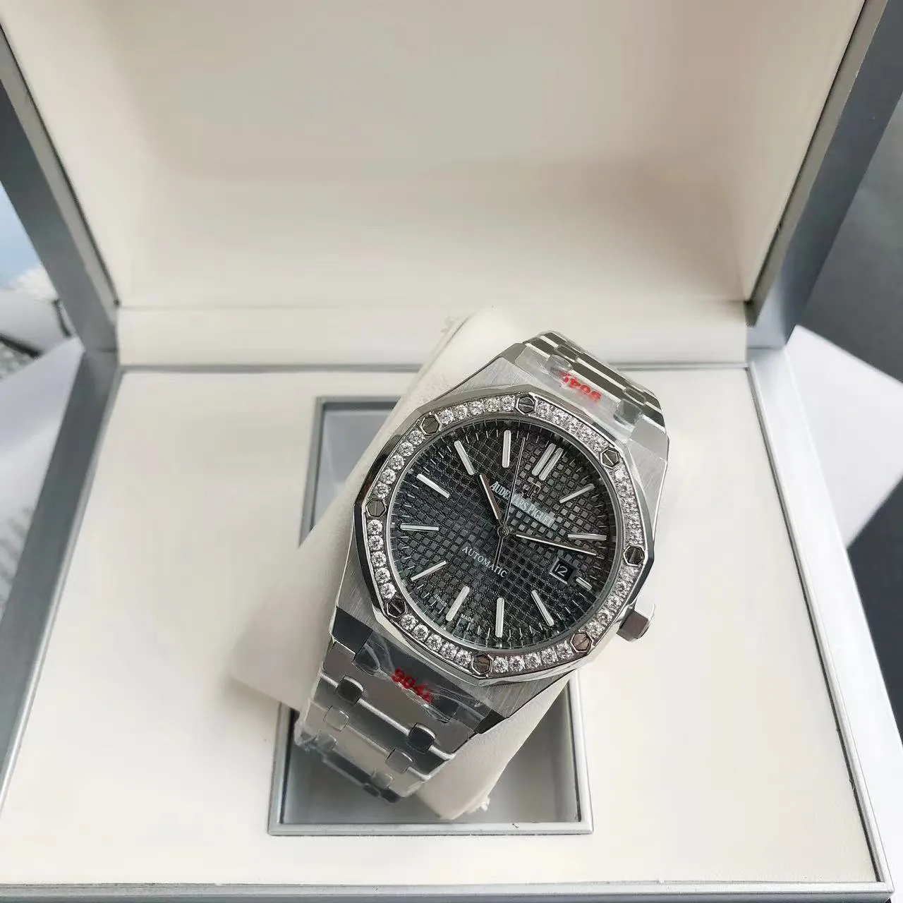 【High-end replica】💰1300! 【Customized all-in-one machine】💰1720! The 2024 newly upgraded Audemars Piguet 15400 series watch with diamond ring, as the most classic model of the Royal Oak series, has three hands and date display, unabashedly and vividly showing the luxurious and sporty atmosphere of the 15400 series. [Movement] GD products still adhere to the high cost performance and use 💯 brand new original Japanese imported Citizen 9015 automatic mechanical movement with zero repair, and correct the original movement top [Case] The case is made of 316 stainless steel with flawless white lines and clear and smooth lines. The ring is hand-inlaid with Swarovski crystal diamonds. The octagonal ring is equipped with eight screws and the bezel is bright and eye-catching. The size is 41mm/12mm. [Literature] The large checkered text is filled with fluorescent powder. It has a bright color and sharp contrast in the sun. The scale is filled with exclusive luminous light, which absorbs light quickly and has high durability. [Bracelet] 904L stainless steel strap with three-fold push-button buckle