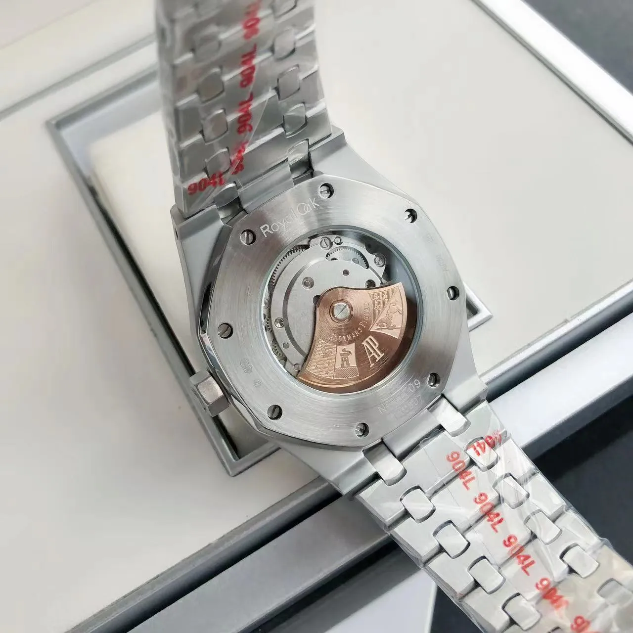 【High-end replica】💰1300! 【Customized all-in-one machine】💰1720! The 2024 newly upgraded Audemars Piguet 15400 series watch with diamond ring, as the most classic model of the Royal Oak series, has three hands and date display, unabashedly and vividly showing the luxurious and sporty atmosphere of the 15400 series. [Movement] GD products still adhere to the high cost performance and use 💯 brand new original Japanese imported Citizen 9015 automatic mechanical movement with zero repair, and correct the original movement top [Case] The case is made of 316 stainless steel with flawless white lines and clear and smooth lines. The ring is hand-inlaid with Swarovski crystal diamonds. The octagonal ring is equipped with eight screws and the bezel is bright and eye-catching. The size is 41mm/12mm. [Literature] The large checkered text is filled with fluorescent powder. It has a bright color and sharp contrast in the sun. The scale is filled with exclusive luminous light, which absorbs light quickly and has high durability. [Bracelet] 904L stainless steel strap with three-fold push-button buckle