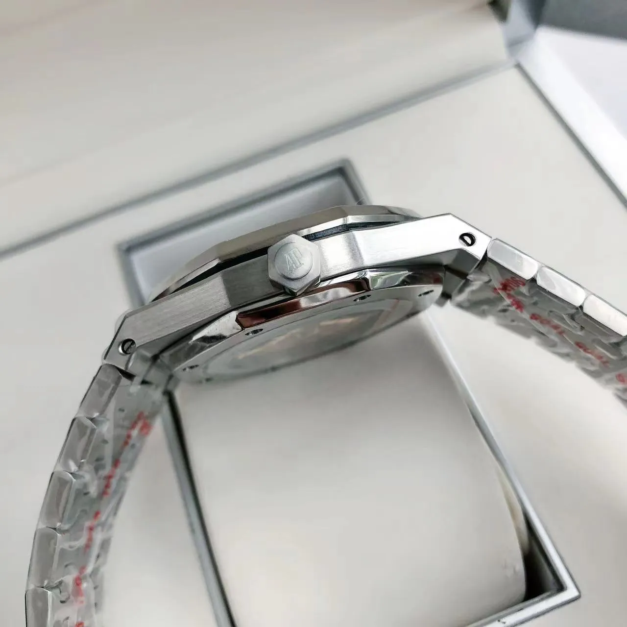 【High-end replica】💰1300! 【Customized all-in-one machine】💰1720! The 2024 newly upgraded Audemars Piguet 15400 series watch with diamond ring, as the most classic model of the Royal Oak series, has three hands and date display, unabashedly and vividly showing the luxurious and sporty atmosphere of the 15400 series. [Movement] GD products still adhere to the high cost performance and use 💯 brand new original Japanese imported Citizen 9015 automatic mechanical movement with zero repair, and correct the original movement top [Case] The case is made of 316 stainless steel with flawless white lines and clear and smooth lines. The ring is hand-inlaid with Swarovski crystal diamonds. The octagonal ring is equipped with eight screws and the bezel is bright and eye-catching. The size is 41mm/12mm. [Literature] The large checkered text is filled with fluorescent powder. It has a bright color and sharp contrast in the sun. The scale is filled with exclusive luminous light, which absorbs light quickly and has high durability. [Bracelet] 904L stainless steel strap with three-fold push-button buckle
