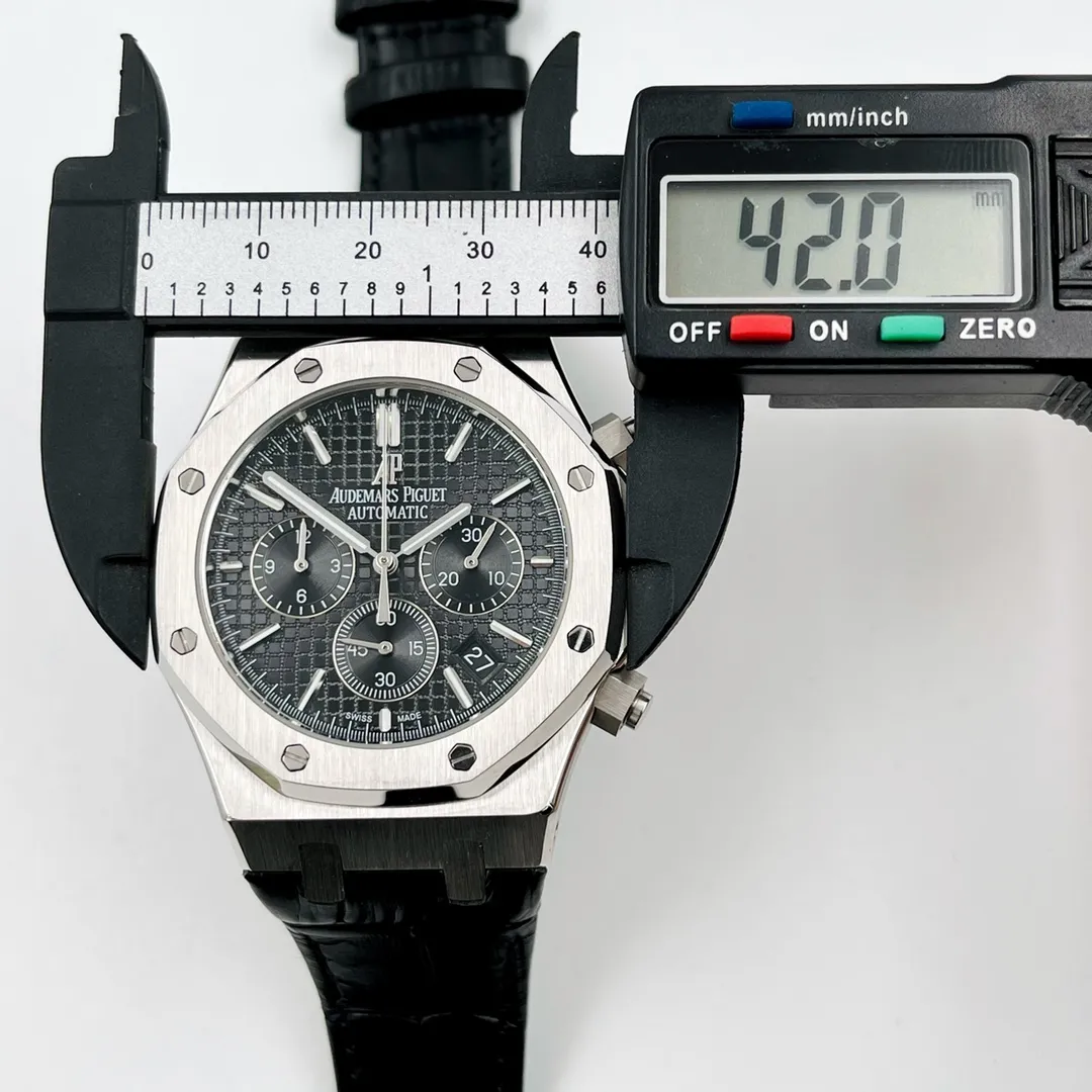 【Foreign trade import】💰1280! AUDEMARS PIGUET Royal Oak Series Six-hand Multi-Function Chronograph Quartz Watch Strap: Calfskin strap with original folding buckle Movement: Top-grade imported multi-function quartz movement Functions 2 o'clock position button press to start counting seconds 120 seconds 18 o'clock position one minute 2 o'clock position Press to stop to see the timing time 3 o'clock position small dial overall 24 hours Material: mineral sapphire mirror Size: diameter 42 mm thickness 11.6 mm Strong launch! Welcome to reprint! The pinnacle masterpiece interprets the classic