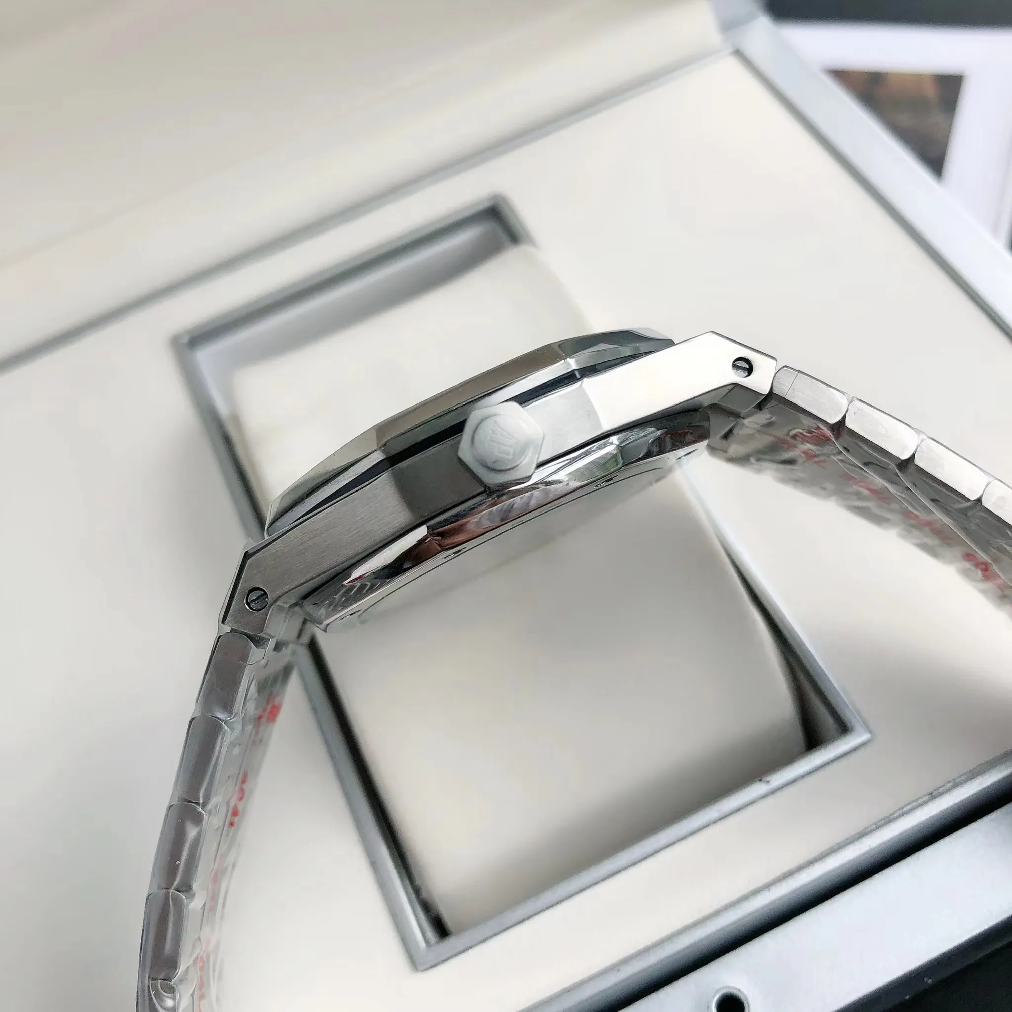 【High-end replica】💰1240! 【Customized all-in-one machine】💰1720! 2022 official synchronized new popular Audemars Piguet Royal Oak series 15500 classic men's watch [wit] [Movement] GD products still adhere to the principle of high cost performance, low price and affordable price, using 💯 brand new original Japanese imported Citizen 9015 automatic mechanical movement with zero repair, and correcting the original movement top [Case] The case is made of 316 stainless steel with flawless white lines and clear and smooth lines. The octagonal ring mouth is equipped with eight screws and the bezel is eye-catching. The size is 41mm/12mm. [Literature] The large plaid text is filled with fluorescent powder, which is bright and contrasting under the sun. The scale is filled with exclusive luminous light, which absorbs light quickly and has high durability. [Bracelet] 316 stainless steel bracelet synchronizes the brushed texture of the case with a three-fold push-button buckle. ⚠️Please look for the exclusive quality of GD products