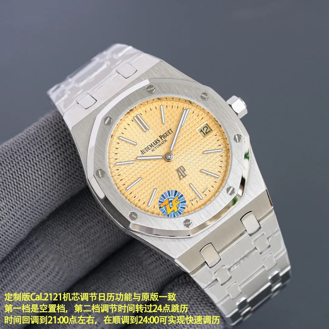 The grand finale of the year - the Audemars Piguet Royal Oak 15202 AP hard steel king pushes the style to a higher level [Case] ​​39MM diameter, classic octagonal ring polishing, the masculine shape has a slight sense of softness, with anti-glare sapphire crystal mirror and bottom cover, waterproof depth up to 200 meters. [Dial] It is dazzling and brilliant even in weak light, which is another technical breakthrough of ZF. Engraved with "Petite Tapisserie" small plaid decoration, fluorescent-coated white gold three-dimensional hour markers and Royal Oak series fluorescent-coated hands are simple yet noble. [Watch Strap] Steel King’s iconic watch strap is meticulously crafted, and each knot is of moderate size and width. Unlike the previous folding clasp, the AP square is also polished, which complements the similarly polished ring. [Movement] Self-researched and restored genuine Cal.2121 movement, with a similar appearance and no less stability than the original movement. God-level texture, the king of polishing! Please appreciate it and play with it!