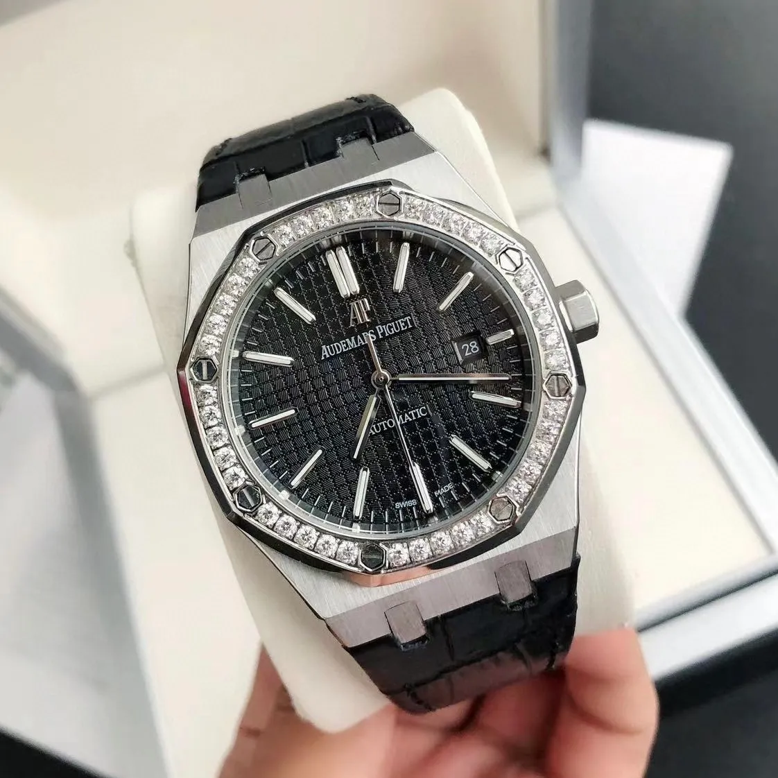 【High-end replica】💰1300! 【Customized all-in-one machine】💰1720! The 2022 newly upgraded Audemars Piguet 15400 series watch with diamond ring, as the most classic model of the Royal Oak series, has three hands and date display, unabashedly and vividly showing the luxurious and sporty atmosphere of the 15400 series. [Movement] GD products still adhere to the high cost performance and use 💯 brand new original Japanese imported Citizen 9015 automatic mechanical movement with zero repair, and correct the original movement top [Case] The case is made of 316 stainless steel with flawless white lines and clear and smooth lines. The ring is hand-inlaid with Swarovski crystal diamonds. The octagonal ring is equipped with eight screws and the bezel is bright and eye-catching. The size is 41mm/12mm. [Literature] The large checkered text is filled with fluorescent powder. It has a bright color and sharp contrast in the sun. The scale is filled with exclusive luminous light, which absorbs light quickly and has high durability. [Bracelet] Genuine leather bracelet with brushed texture on the case, equipped with a three-fold push-button buckle ⚠️Please look for the exclusive quality produced by GD