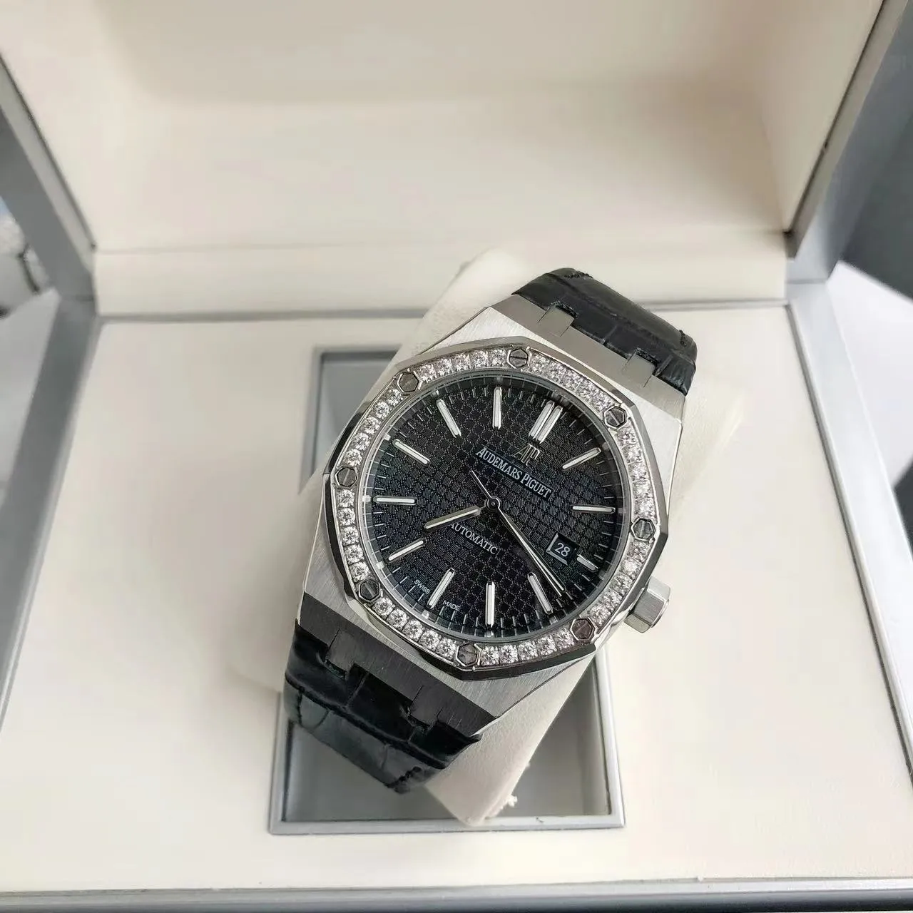 【High-end replica】💰1300! 【Customized all-in-one machine】💰1720! The 2022 newly upgraded Audemars Piguet 15400 series watch with diamond ring, as the most classic model of the Royal Oak series, has three hands and date display, unabashedly and vividly showing the luxurious and sporty atmosphere of the 15400 series. [Movement] GD products still adhere to the high cost performance and use 💯 brand new original Japanese imported Citizen 9015 automatic mechanical movement with zero repair, and correct the original movement top [Case] The case is made of 316 stainless steel with flawless white lines and clear and smooth lines. The ring is hand-inlaid with Swarovski crystal diamonds. The octagonal ring is equipped with eight screws and the bezel is bright and eye-catching. The size is 41mm/12mm. [Literature] The large checkered text is filled with fluorescent powder. It has a bright color and sharp contrast in the sun. The scale is filled with exclusive luminous light, which absorbs light quickly and has high durability. [Bracelet] Genuine leather bracelet with brushed texture on the case, equipped with a three-fold push-button buckle ⚠️Please look for the exclusive quality produced by GD