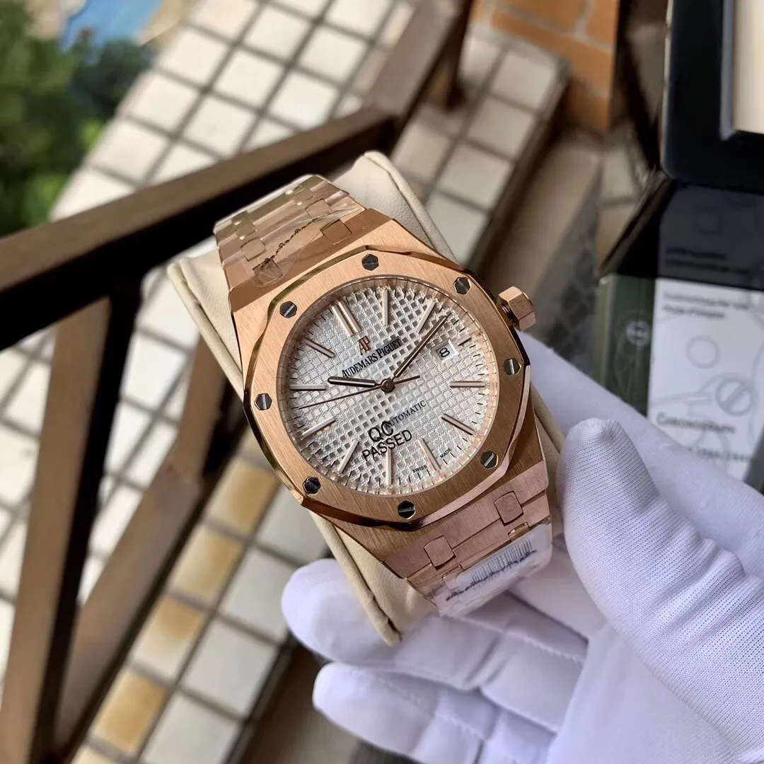 Audemars Piguet-Royal Oak AP‼ As the most basic model of the Royal Oak series, it does not have any special functions. It only has three hands and date display. It is fully automatic and fully displays the luxurious and sporty atmosphere of the 15400 series. The case is made of 316 stainless steel with white and flawless lines, and the octagonal ring is equipped with eight screws. The inlaid bezel is dazzling, with a size of 41mm/12mm. It uses fluorescent powder to fill the large checkered text. It is bright in sunlight and has sharp contrast. The scales are filled with exclusive luminous light, which absorbs light quickly and has high durability. The 316 stainless steel bracelet synchronizes the brushed texture of the case and is equipped with a three-fold push-button 🔥Top quality products are constantly produced🔥