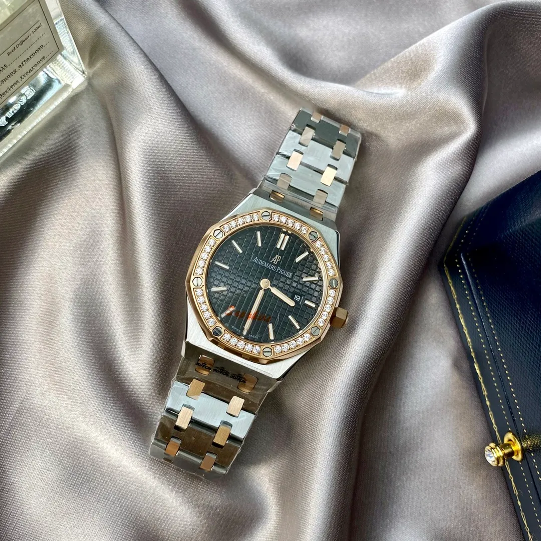 【Foreign trade import】💰920! Audemars Piguet Audemars Piguet Lady Tapisserie's new design and plaid decoration give the Royal Oak Offshore series watches. Made of 316 fine steel, the hour mark area of ​​the dial is decorated with exquisite circular patterns, creating a light and dark contrast effect. It caters to the modern pursuit of the trend of large-diameter women's watches and creates a more heroic side of women. It is sparkling and full of texture, highlighting the best classic among dynamic women's models! !