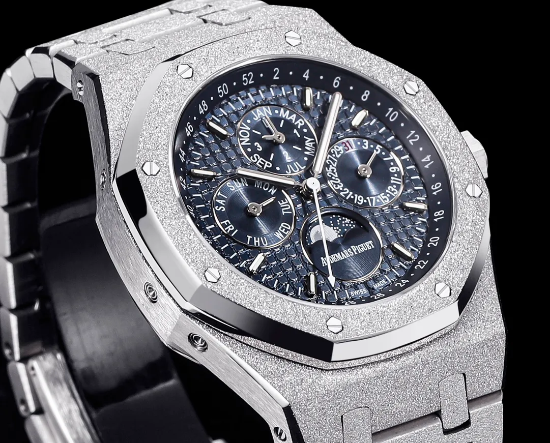 AP Audemars Piguet Royal Oak Frost Gold Version🎮R68. 41mm King of Steel" Audemars Piguet 26574 series (frost gold customized version), the most important strap of steel strap watches, The TWF factory uses the original strap to open the mold so that the strap has a delicate brushed pattern and will not cut the hand. The thickness and joints of the strap are consistent with the original, and the details are meticulous. The movable buffer design at the head of the strap is consistent with the original, making it closer to the wrist and more comfortable. The switch design and texture of the buckle and the engraving process of the buckle are consistent with the original. The TWF factory restores the original literal workmanship and color details and puts them together with the original without flaws, 🎮 The movement is the soul of the entire watch and the key to distinguishing authenticity. It perfectly replicates the original Cal.5134 movement and has accurate travel time. The central axis of the detailed pointer is a solid central axis, which is consistent with the original. The hands are polished to make them burr-free! The sapphire mirror glass is made more clear by double-sided high-transparency processing. The overall angle perfectly reflects the brushing process, the fusion of quality and beauty. 🎮S1 is an exquisitely recommended men's multi-functional mechanical watch!