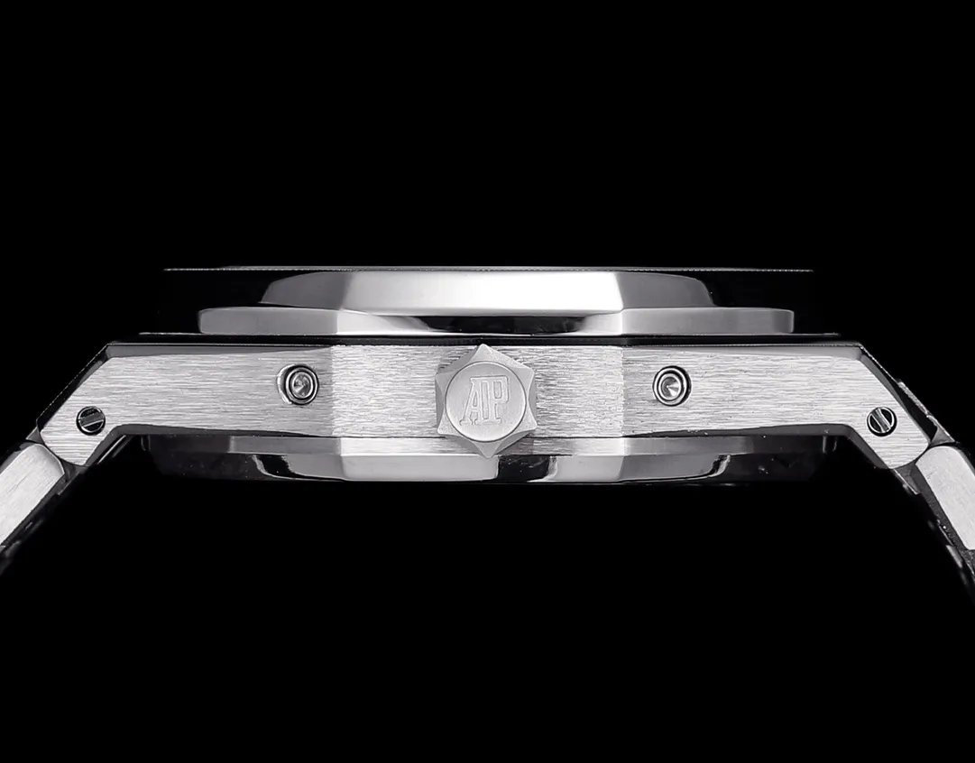 AP Audemars Piguet Royal Oak Frost Gold Version🎮R68. 41mm King of Steel" Audemars Piguet 26574 series (frost gold customized version), the most important strap of steel strap watches, The TWF factory uses the original strap to open the mold so that the strap has a delicate brushed pattern and will not cut the hand. The thickness and joints of the strap are consistent with the original, and the details are meticulous. The movable buffer design at the head of the strap is consistent with the original, making it closer to the wrist and more comfortable. The switch design and texture of the buckle and the engraving process of the buckle are consistent with the original. The TWF factory restores the original literal workmanship and color details and puts them together with the original without flaws, 🎮 The movement is the soul of the entire watch and the key to distinguishing authenticity. It perfectly replicates the original Cal.5134 movement and has accurate travel time. The central axis of the detailed pointer is a solid central axis, which is consistent with the original. The hands are polished to make them burr-free! The sapphire mirror glass is made more clear by double-sided high-transparency processing. The overall angle perfectly reflects the brushing process, the fusion of quality and beauty. 🎮S1 is an exquisitely recommended men's multi-functional mechanical watch!