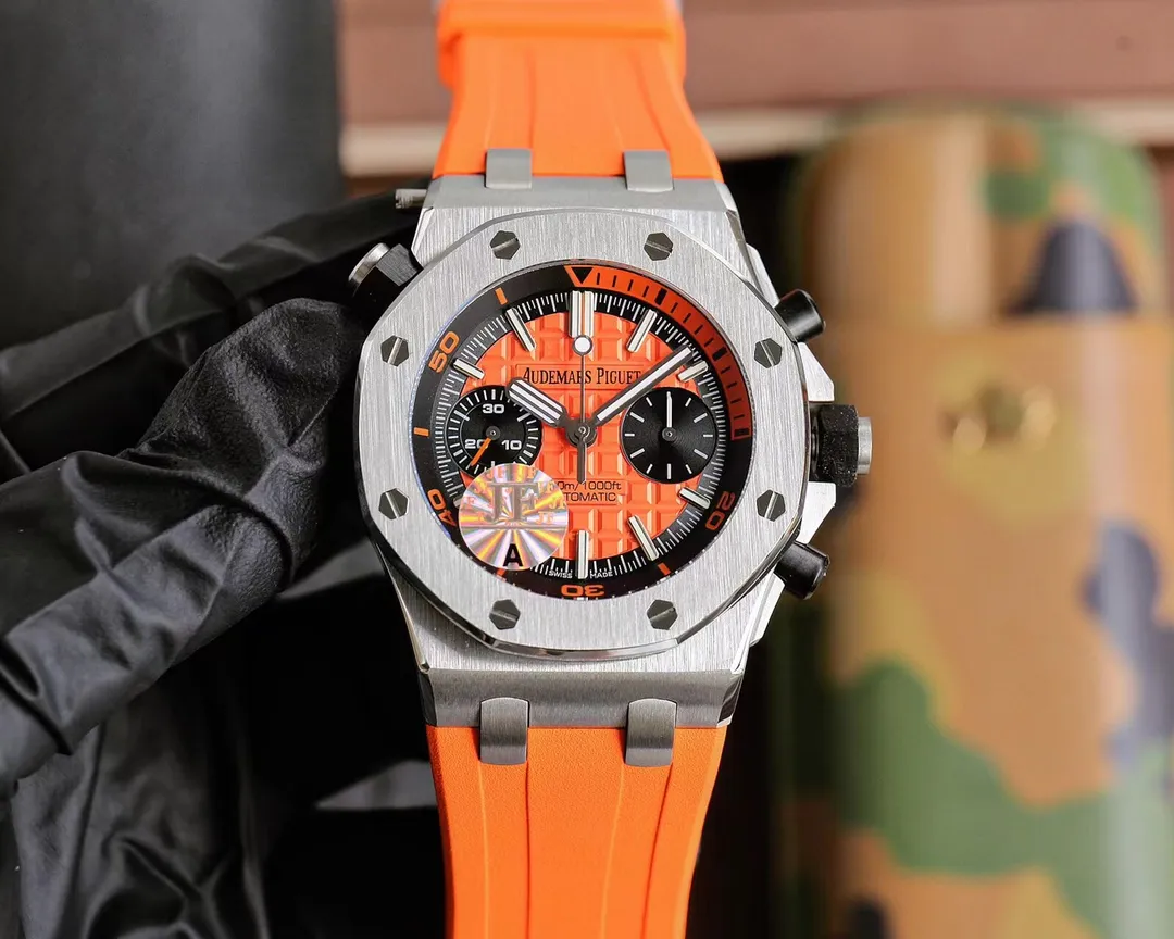【Top replica】💰4500! Audemars Piguet Royal Oak Series Fruit Model: 26703 running seconds chronograph automatic mechanical men's watch equipped with original cal.3124 movement diameter: 42mm super luminous 1. The case material is 316L stainless steel, which is forged by CNC to a diameter of 42mm. The thickness and length of the scale lines are consistent with the original product. The nail hour markers are filled with super luminous material. Two groups of small disks are symmetrically distributed, like two small eyes. There are circles of magnification rings inside the disk, and the details are well processed. 3. The surface of the fluororubber strap has a strong frosted texture. It uses imported rubber that is odorless and dust-free, just to improve the comfort of wearing. 4. Both the front and rear glass are made of sapphire mirror, and the mirror is also very transparent. This watch uses the 3124 movement, which has an appearance that is very similar to the original one, and its travel time is accurate and stable.