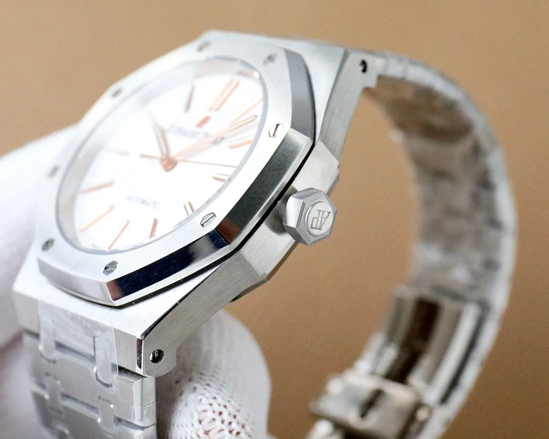 【Customized all-in-one machine】💰1920! The new dial design frosted technology launched at the 2024 Audemars Piguet-Audemars Piguet Royal Oak 50th anniversary event is integrated with the case and strap - the sharp scale design echoes the sword needle.  1⃣️The movement cover without apron inside the case perfectly interprets the reputation of the King of Steel. The 8 screws on the ring are also very finely processed and have clear edges and corners. 2⃣️The glass is made of sapphire mirror with super anti-reflection. 3⃣️The movement is made of Citizen 8215 (zero fault). 4⃣️The steel belt is impeccable in terms of curvature and brushing. 5⃣️The buckle is processed with one click and each buckle undergoes strict QC. Smooth and no lag 🔥Produced by AD, high quality products constantly🔥