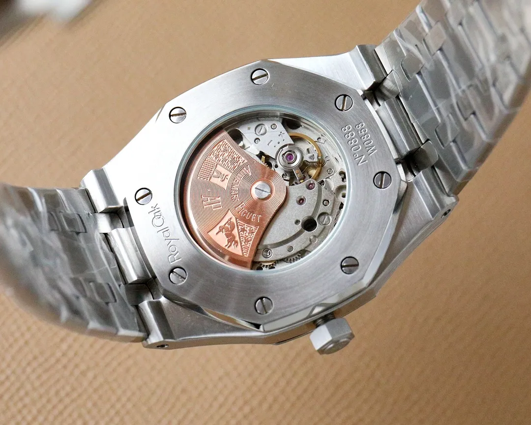 【Customized all-in-one machine】💰1920! The new dial design frosted technology launched at the 2024 Audemars Piguet-Audemars Piguet Royal Oak 50th anniversary event is integrated with the case and strap - the sharp scale design echoes the sword needle.  1⃣️The movement cover without apron inside the case perfectly interprets the reputation of the King of Steel. The 8 screws on the ring are also very finely processed and have clear edges and corners. 2⃣️The glass is made of sapphire mirror with super anti-reflection. 3⃣️The movement is made of Citizen 8215 (zero fault). 4⃣️The steel belt is impeccable in terms of curvature and brushing. 5⃣️The buckle is processed with one click and each buckle undergoes strict QC. Smooth and no lag 🔥Produced by AD, high quality products constantly🔥