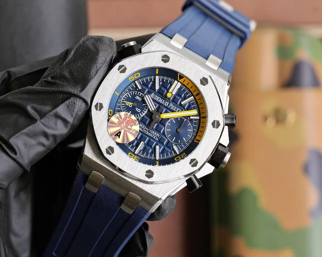【Top replica】💰4500! Audemars Piguet Royal Oak Series Fruit Model: 26703 running seconds chronograph automatic mechanical men's watch equipped with original cal.3124 movement diameter: 42mm super luminous 1. The case material is 316L stainless steel, which is forged by CNC to a diameter of 42mm. The thickness and length of the scale lines are consistent with the original product. The nail hour markers are filled with super luminous material. Two groups of small disks are symmetrically distributed, like two small eyes. There are circles of magnification rings inside the disk, and the details are well processed. 3. The surface of the fluororubber strap has a strong frosted texture. It uses imported rubber that is odorless and dust-free, just to improve the comfort of wearing. 4. Both the front and rear glass are made of sapphire mirror, and the mirror is also very transparent. This watch uses the 3124 movement, which has an appearance that is very similar to the original one, and its travel time is accurate and stable.