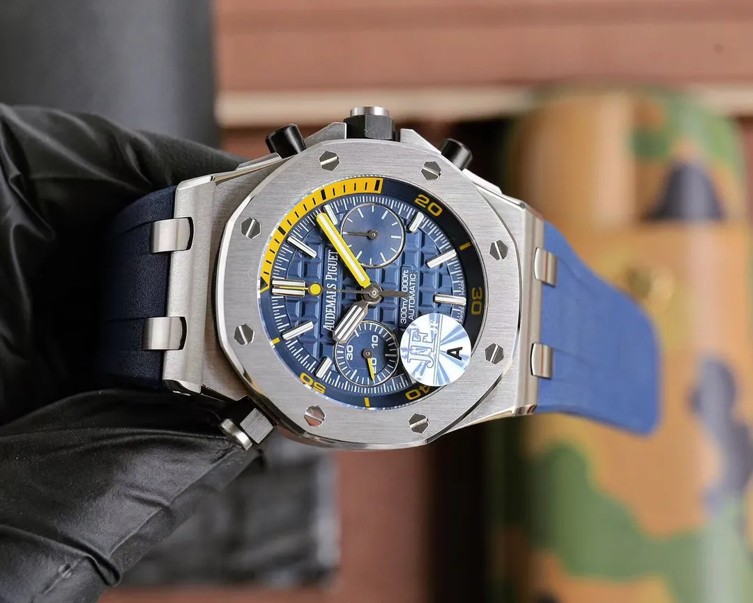 【Top replica】💰4500! Audemars Piguet Royal Oak Series Fruit Model: 26703 running seconds chronograph automatic mechanical men's watch equipped with original cal.3124 movement diameter: 42mm super luminous 1. The case material is 316L stainless steel, which is forged by CNC to a diameter of 42mm. The thickness and length of the scale lines are consistent with the original product. The nail hour markers are filled with super luminous material. Two groups of small disks are symmetrically distributed, like two small eyes. There are circles of magnification rings inside the disk, and the details are well processed. 3. The surface of the fluororubber strap has a strong frosted texture. It uses imported rubber that is odorless and dust-free, just to improve the comfort of wearing. 4. Both the front and rear glass are made of sapphire mirror, and the mirror is also very transparent. This watch uses the 3124 movement, which has an appearance that is very similar to the original one, and its travel time is accurate and stable.