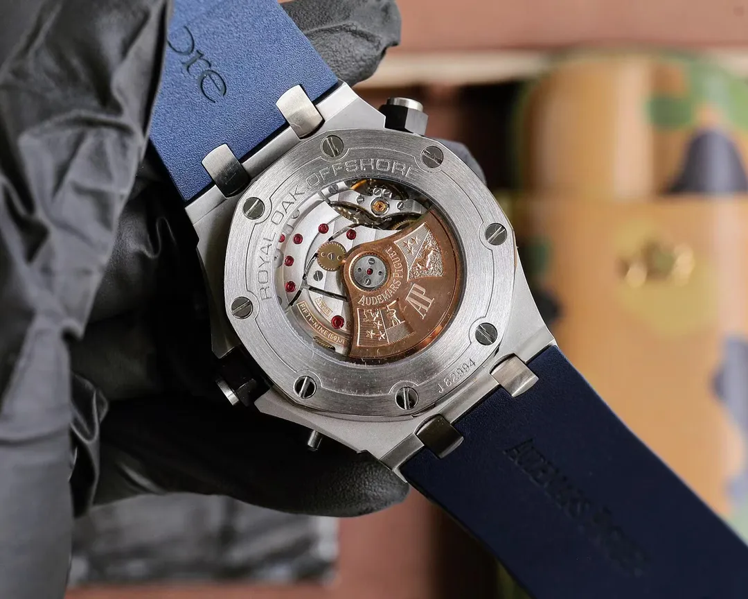 【Top replica】💰4500! Audemars Piguet Royal Oak Series Fruit Model: 26703 running seconds chronograph automatic mechanical men's watch equipped with original cal.3124 movement diameter: 42mm super luminous 1. The case material is 316L stainless steel, which is forged by CNC to a diameter of 42mm. The thickness and length of the scale lines are consistent with the original product. The nail hour markers are filled with super luminous material. Two groups of small disks are symmetrically distributed, like two small eyes. There are circles of magnification rings inside the disk, and the details are well processed. 3. The surface of the fluororubber strap has a strong frosted texture. It uses imported rubber that is odorless and dust-free, just to improve the comfort of wearing. 4. Both the front and rear glass are made of sapphire mirror, and the mirror is also very transparent. This watch uses the 3124 movement, which has an appearance that is very similar to the original one, and its travel time is accurate and stable.