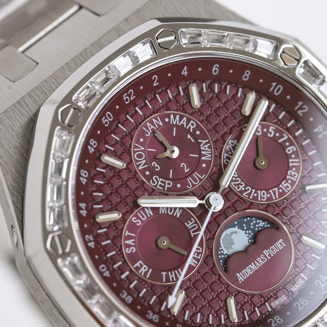 The fusion of quality and beauty! AP Audemars Piguet Royal Oak 26574ST series men's watch! A perfect and personalized experience! 1⃣️Diameter 41MM! 2⃣️ Equipped with a customized version of Cal.5134 movement, which perfectly restores functions! 3⃣️All functions such as calendar, day of the week, month, moon phase, etc. are all real functions and can be used normally. (Steel belt, tape, and belt models are optional) 3⃣️The watch case is made of 316L fine steel, and the entire case is CNC-processed with high precision, and the density is consistent with the original!           4⃣️The entire text is perfectly presented according to the original color! 5⃣️A three-piece set of shell cover, shell and bottom cover. The overall angle perfectly reflects the drawing process and the fusion of quality and beauty!