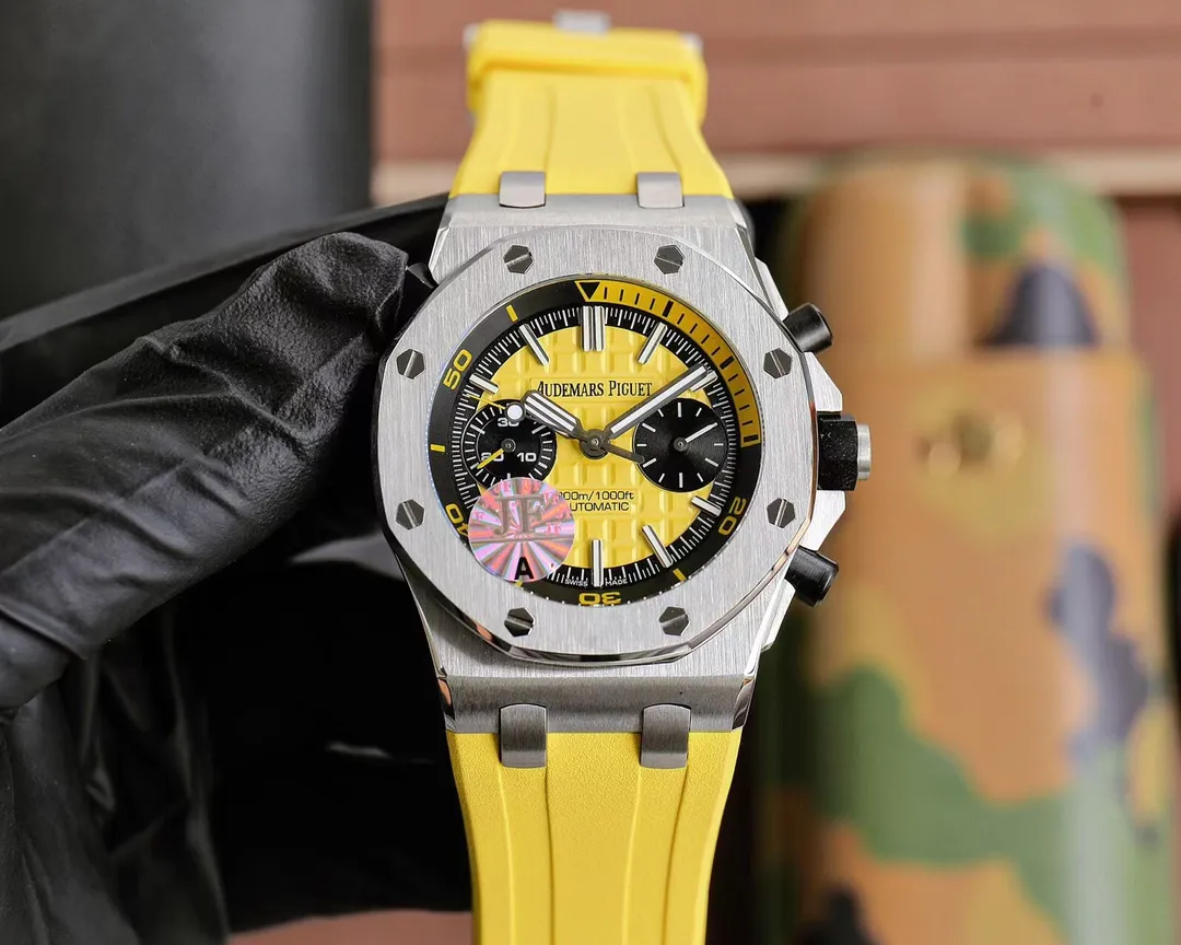 【High-end replica】💰1300! Top replica 💰Private chat! Audemars Piguet AP Royal Oak Series Fruit Model: 26703 running seconds chronograph automatic mechanical men's watch equipped with original cal.3124 movement diameter: 42mm super luminous 1. The case material is 316L stainless steel, which is forged by CNC to a diameter of 42mm in one step. The case is impeccable after being polished and polished many times through the drawing process, including the screws. 2. The grid pattern on the dial is well-proportioned and has a strong three-dimensional effect. The thickness and length of the scale lines are consistent with the original product. The nail hour markers are filled with super luminous material. Two groups of small disks are symmetrically distributed, like two small eyes. There are circles of magnification rings inside the disk, and the details are well processed. 3. The surface of the fluororubber strap has a strong frosted texture. It uses imported rubber that is odorless and dust-free, just to improve the comfort of wearing. 4. Both the front and rear glass are made of sapphire crystal mirror glass, and the mirror surface is also very transparent. This watch uses the 3124 movement, which has an appearance that is very similar to the original one, and its travel time is accurate and stable.