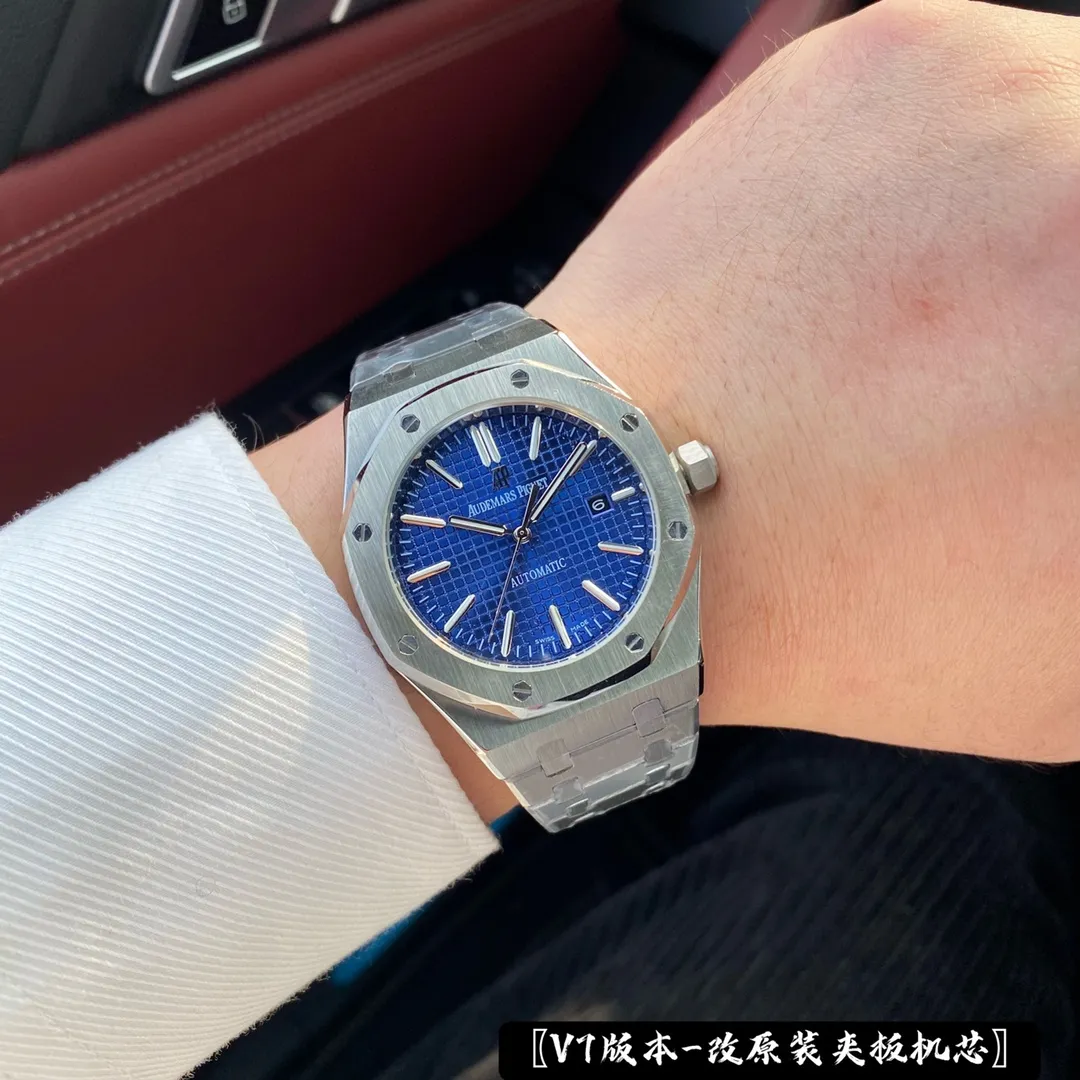 【High-end replica】💰1720! Audemars Piguet Royal Oak 15500 - Demonstrating strength and defending the "steel" king! The original mold size is 41X12 mm, which is consistent with the original product! It perfectly restores every detail of the authentic watch case, showing the masculine temperament of the authentic "angular, perseverance and courage". The workmanship of the steel strap is impeccable, and is better than any steel strap watch on the market. The tightness of the "buffer belt" connecting the steel strap head and the watch head is exactly the same as the original. It breaks the concept of plywood and exclusively reproduces the CAL.4302 all-in-one machine! More stable, better and more real. The "biscuit texture" on the dial is three-dimensional and full, full of energy! It is by no means an ordinary small factory that is in despair. Exquisite experience and different feelings 🔥 Top-quality products are constantly produced 🔥