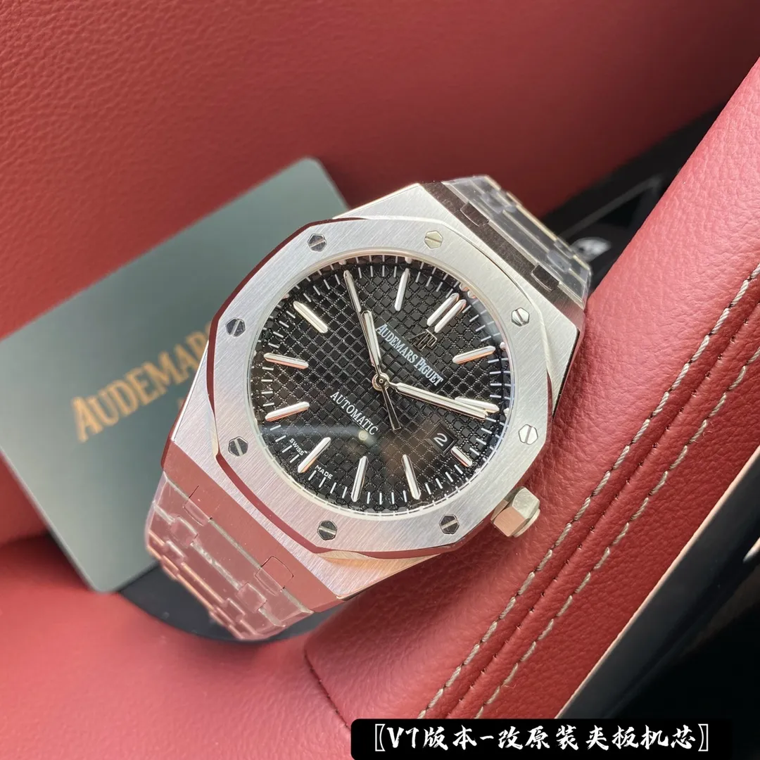 【High-end replica】💰1720! Audemars Piguet Royal Oak 15500 - Demonstrating strength and defending the "steel" king! The original mold size is 41X12 mm, which is consistent with the original product! It perfectly restores every detail of the authentic watch case, showing the masculine temperament of the authentic "angular, perseverance and courage". The workmanship of the steel strap is impeccable, and is better than any steel strap watch on the market. The tightness of the "buffer belt" connecting the steel strap head and the watch head is exactly the same as the original. It breaks the concept of plywood and exclusively reproduces the CAL.4302 all-in-one machine! More stable, better and more real. The "biscuit texture" on the dial is three-dimensional and full, full of energy! It is by no means an ordinary small factory that is in despair. Exquisite experience and different feelings 🔥 Top-quality products are constantly produced 🔥
